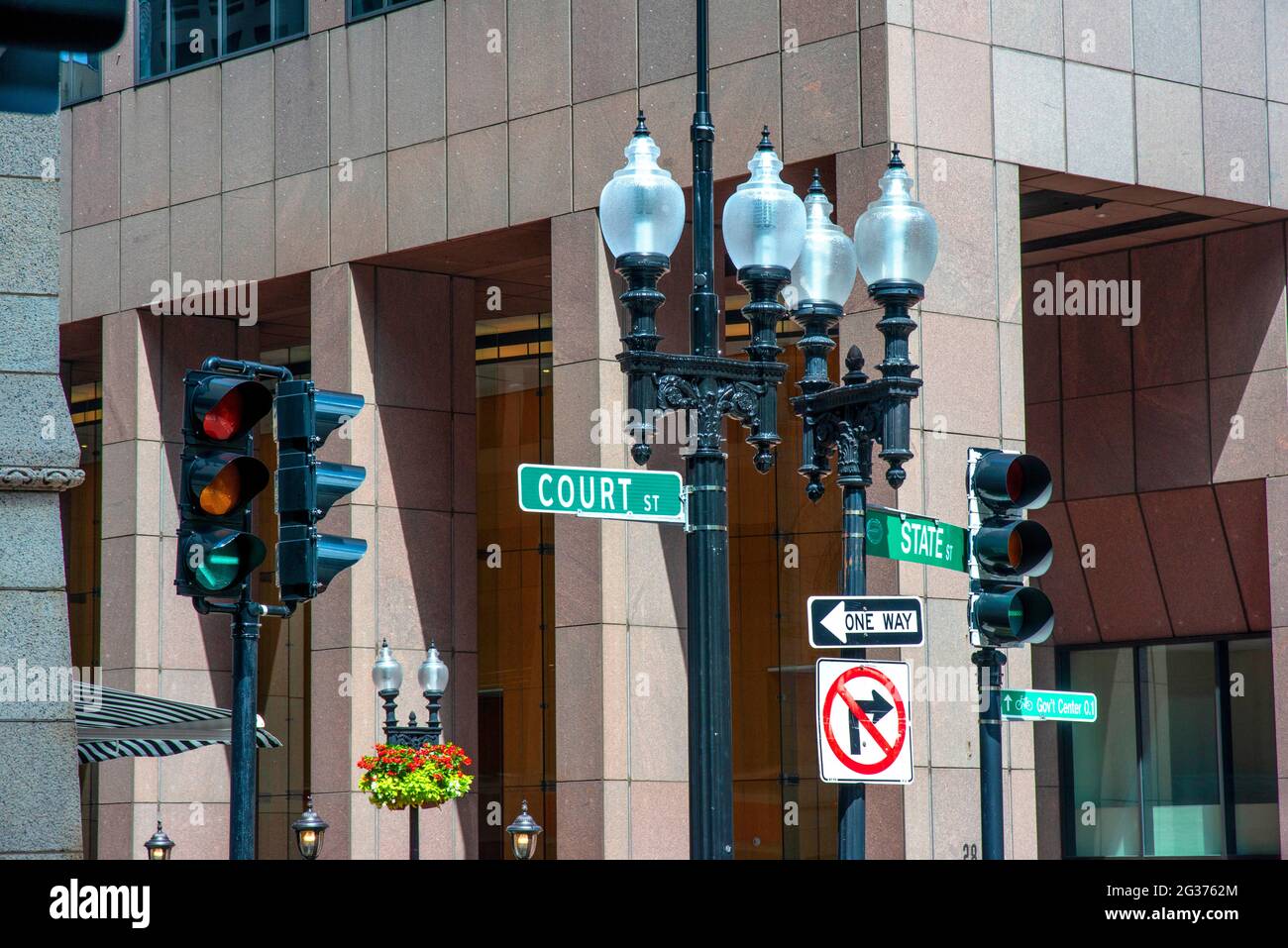 Schilder, Ampeln und Straßenlaternen der Court St und State St im Downtown Crossing-Bereich von Boston, Massachusetts Stockfoto