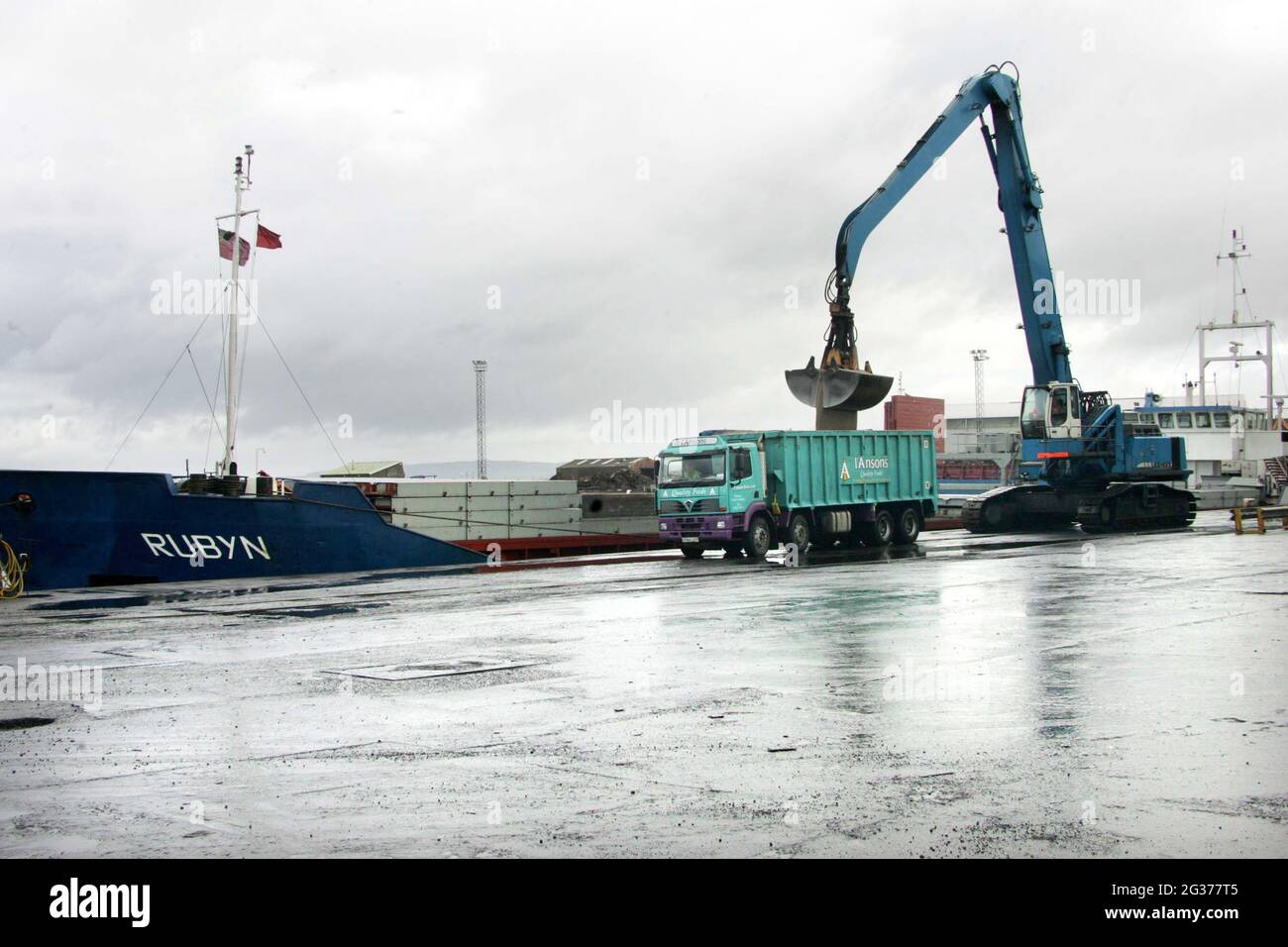 Hafen von Ayr Harbour, Ayrshire, Schottland, Großbritannien. LKW wird mit Getreide vom Schiff beladen Stockfoto