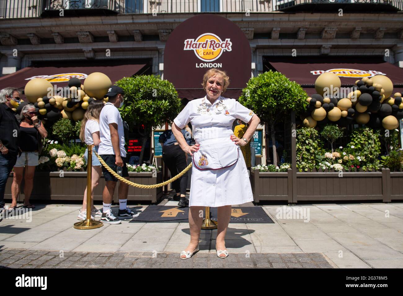 Ewa Learmount, eine der ursprünglichen Kellnerinnen im Hard Rock Cafe in der Old Park Lane, London, das sein 50-jähriges Bestehen feiert, indem es das 1971-jährige Menü serviert, inklusive 1971 Preisen - einschließlich 50-p-Burger. Die Gäste werden auch von den ursprünglichen Kellnerinnen des Restaurants begrüßt und an Tischen mit blauen karierten Tischdecken im Originalstil sitzen. Bilddatum: Montag, 14. Juni 2021. Stockfoto