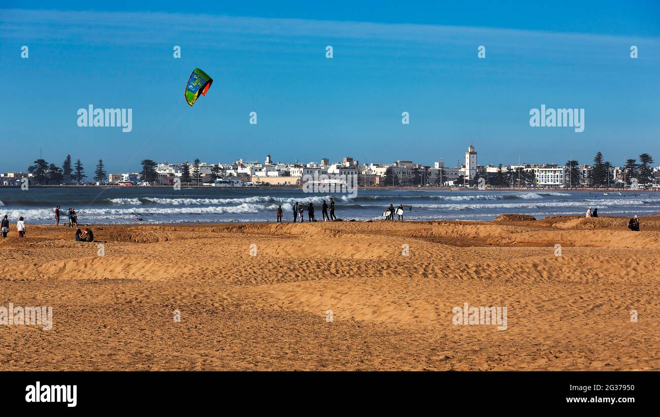 Plage Tagharte mit Blick auf die Stadt, die Atlantikküste, Essaouira, Marokko Stockfoto