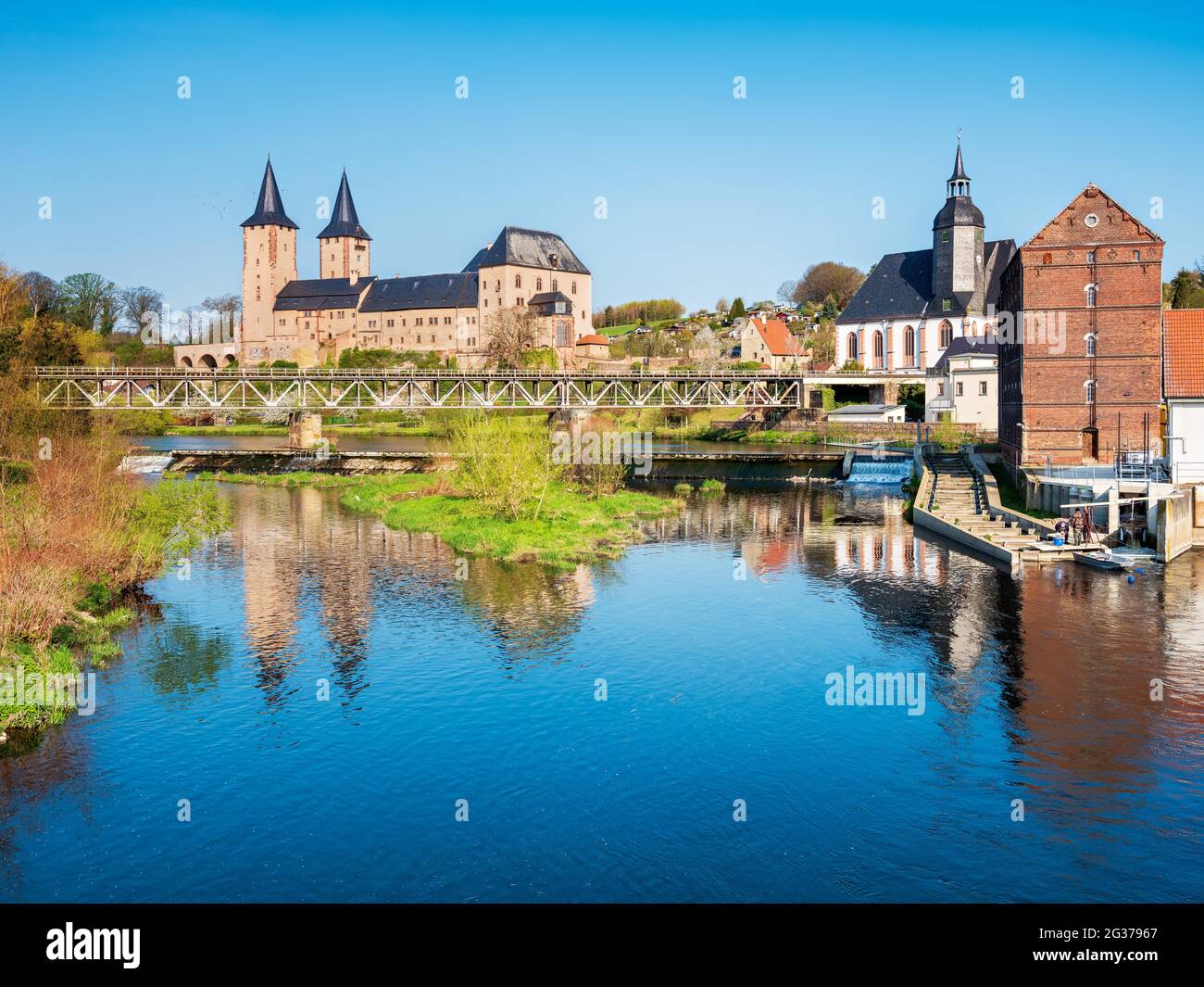 Schloss Rochlitz mit Zwickauer Mulde, rechts Petrikirche, alte Mühle und Fischleiter, Rochlitz, Sachsen, Deutschland Stockfoto