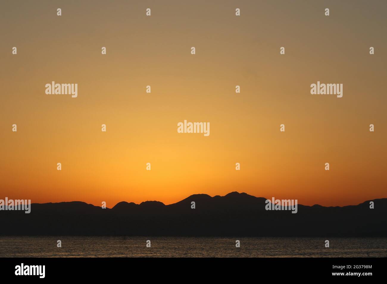 Blick von der Enoshima-Insel auf die Silhouette der Berge bei dramatischem Sonnenuntergang, Fujisawa, Präfektur Kanagawa, Japan Stockfoto