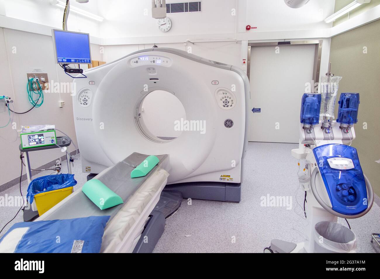 Röntgengerät und Tisch im Krankenhaus ohne Personen, Maschine für Magnetresonanztomographie in der Krankenhausradiologie Stockfoto