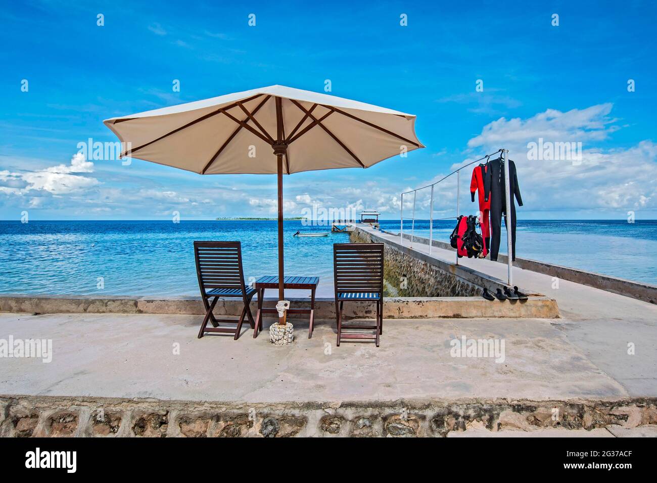 Steg mit Sonnenschirm, Wakatobi Dive Resort, Sulawesi, Indonesien Stockfoto