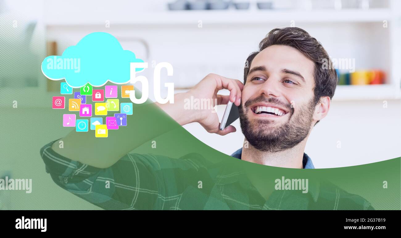 5g-Text und Cloud-Symbol über Mann reden auf dem Smartphone vor grünem Technologiehintergrund Stockfoto