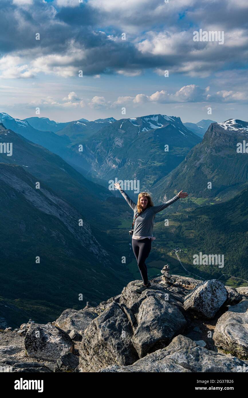 Frau auf dem Dalsnibba View Point, Geirangerfjord, Sunmore, Norwegen Stockfoto