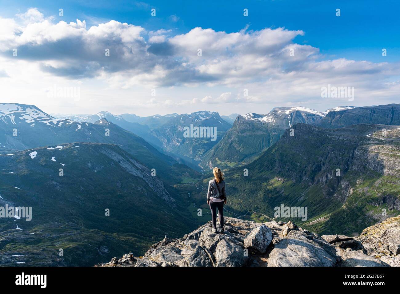 Frau auf dem Dalsnibba View Point, Geirangerfjord, Sunmore, Norwegen Stockfoto
