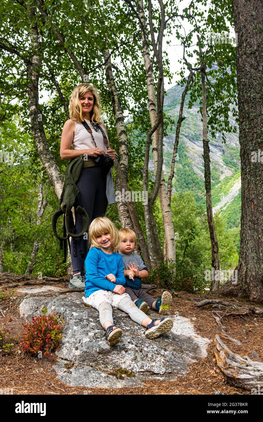 Mutter mit ihren beiden Kindern, Gudbrandsjuvet, Trollstigen-Bergstraße, Norwegen Stockfoto