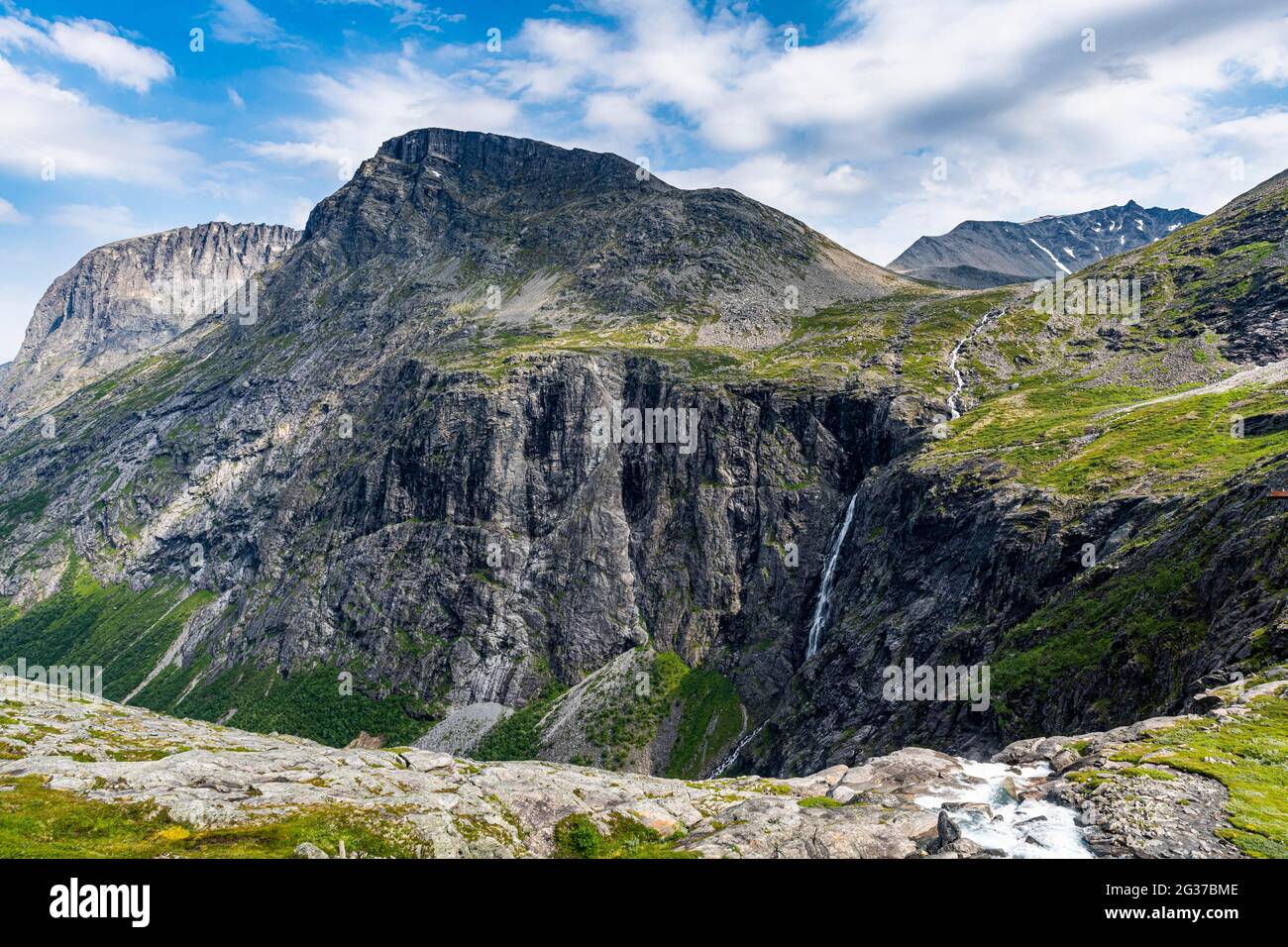 Wasserfall entlang der Trollstigen Bergstraße, Norwegen Stockfoto