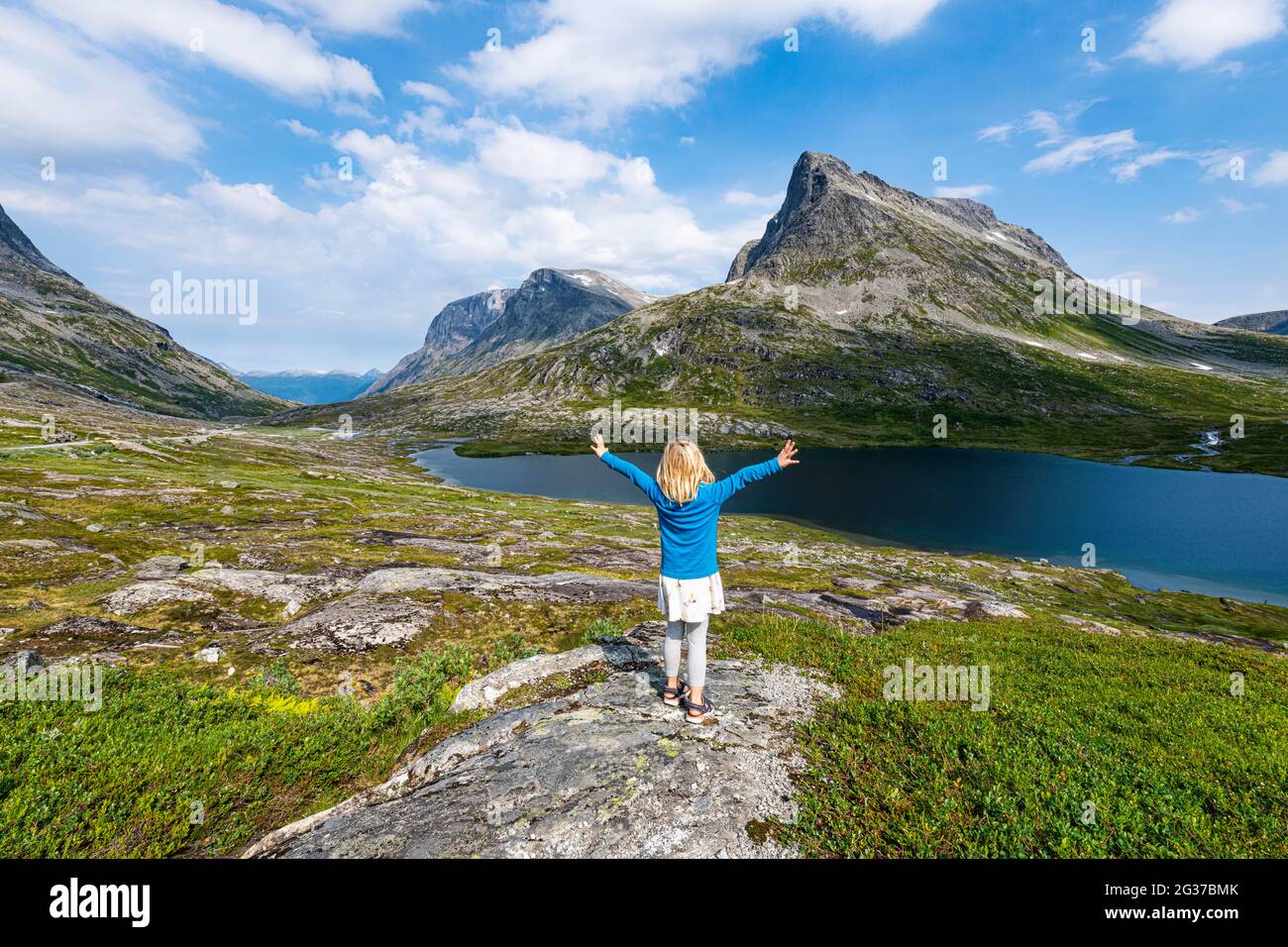 Kleines Mädchen genießt den Blick über ein Gletschertal, Trollstigen Bergstraße, Norwegen Stockfoto