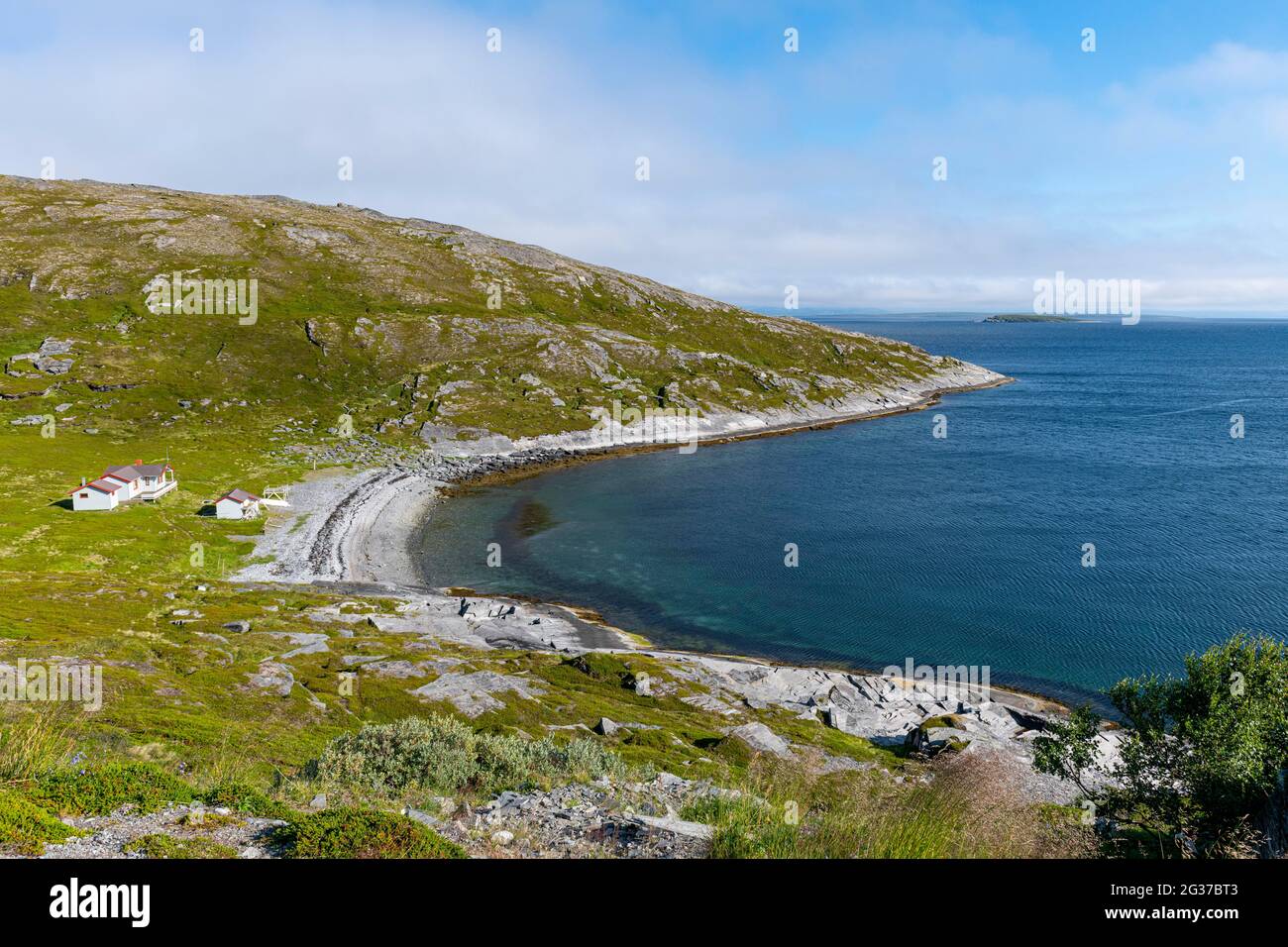 Abgelegene kleine Bucht und Siedlung entlang der Straße zum Nordkapp, Norwegen Stockfoto