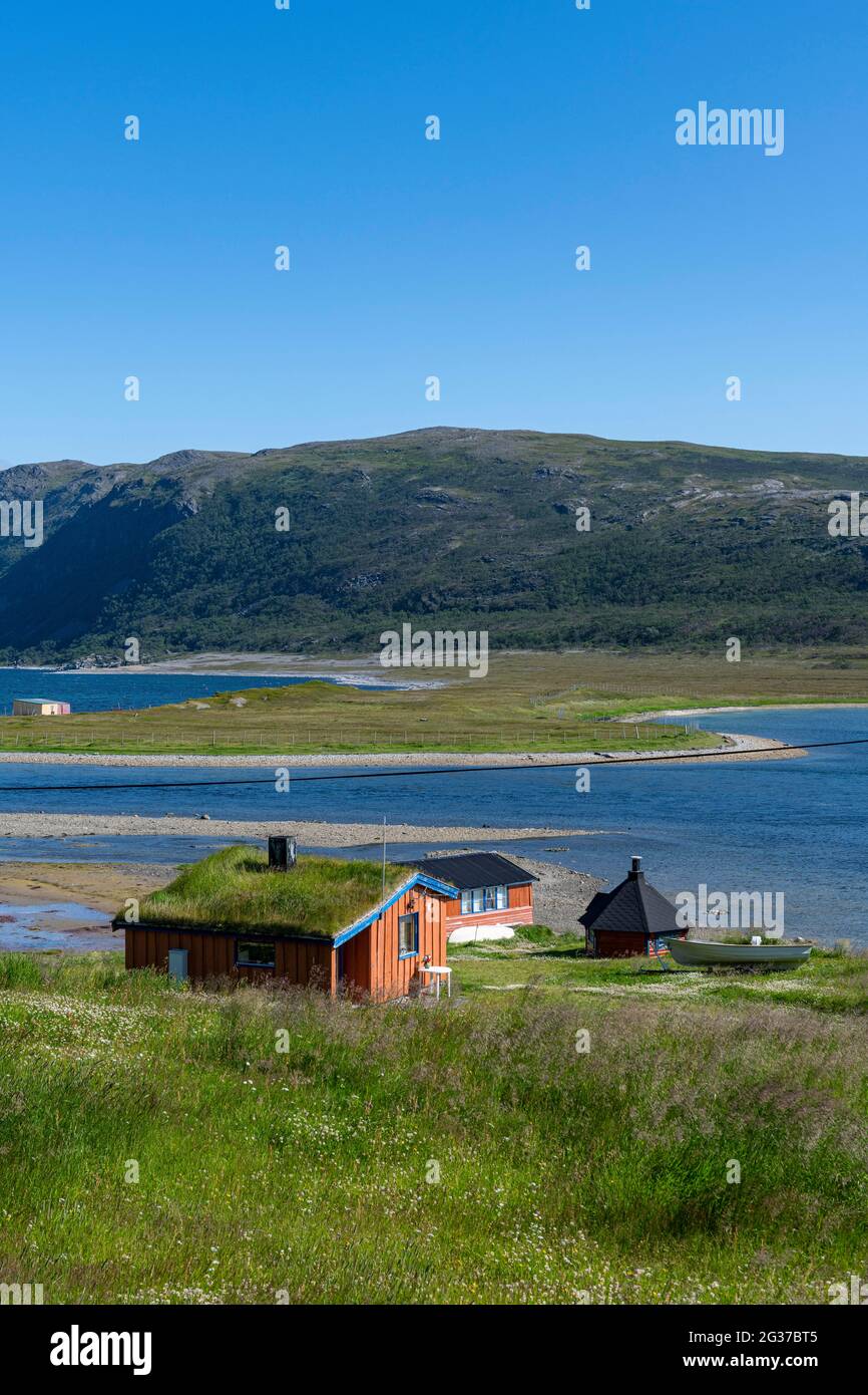 Abgelegene kleine Bucht und Siedlung entlang der Straße zum Nordkapp, Norwegen Stockfoto