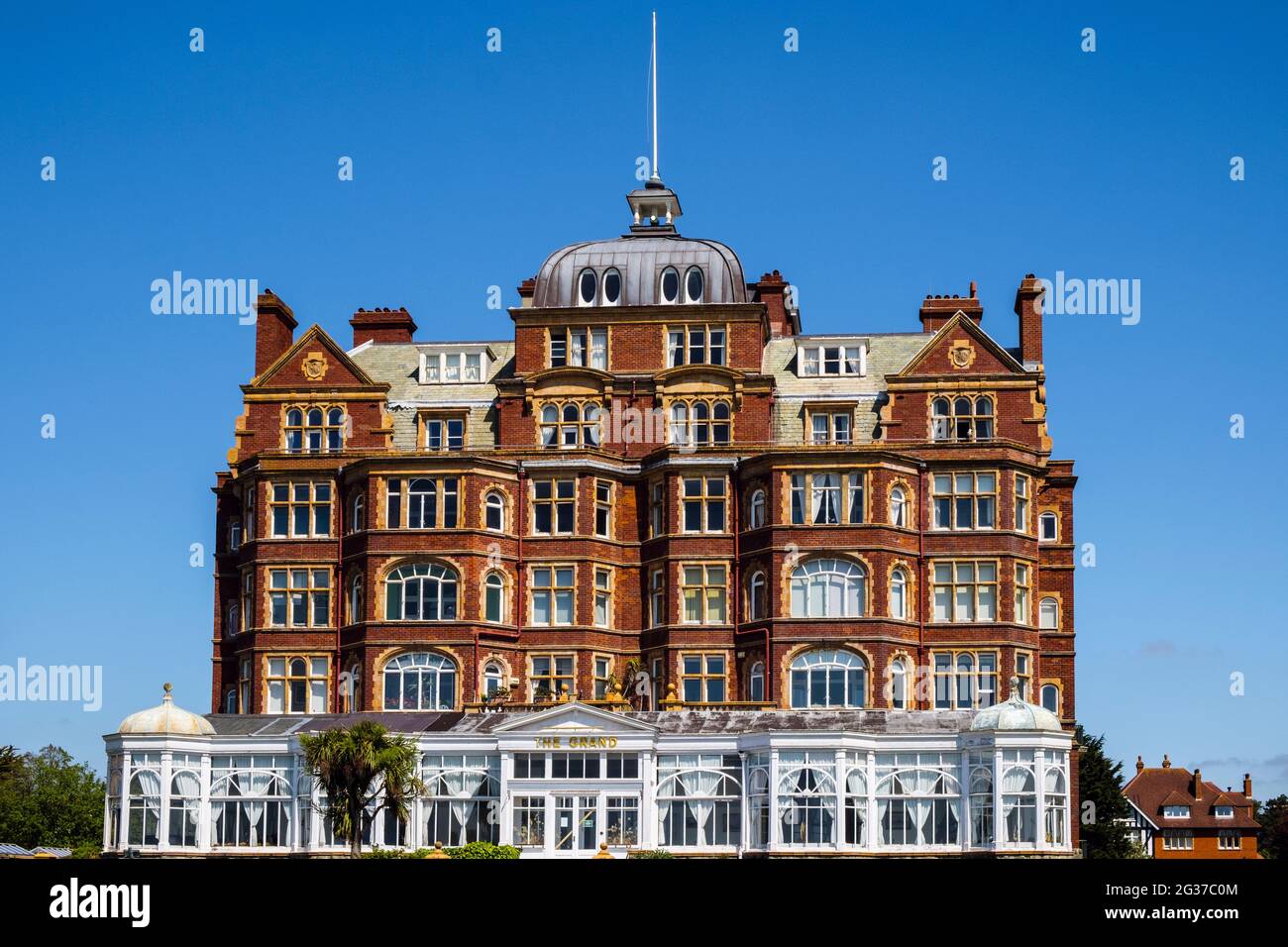 Frontansicht des Grand Hotel Edwardian Gebäude am Meer. Folkestone, Kent, England, Großbritannien Stockfoto