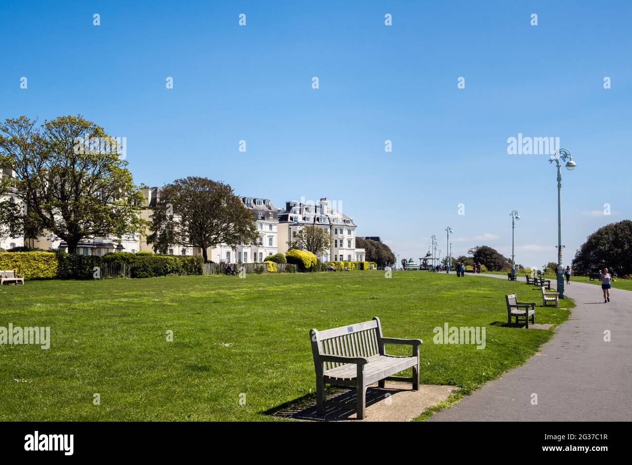 Die Strandpromenade und das Grün, das zum Bandstand führt. Folkestone, Kent, England, Großbritannien Stockfoto
