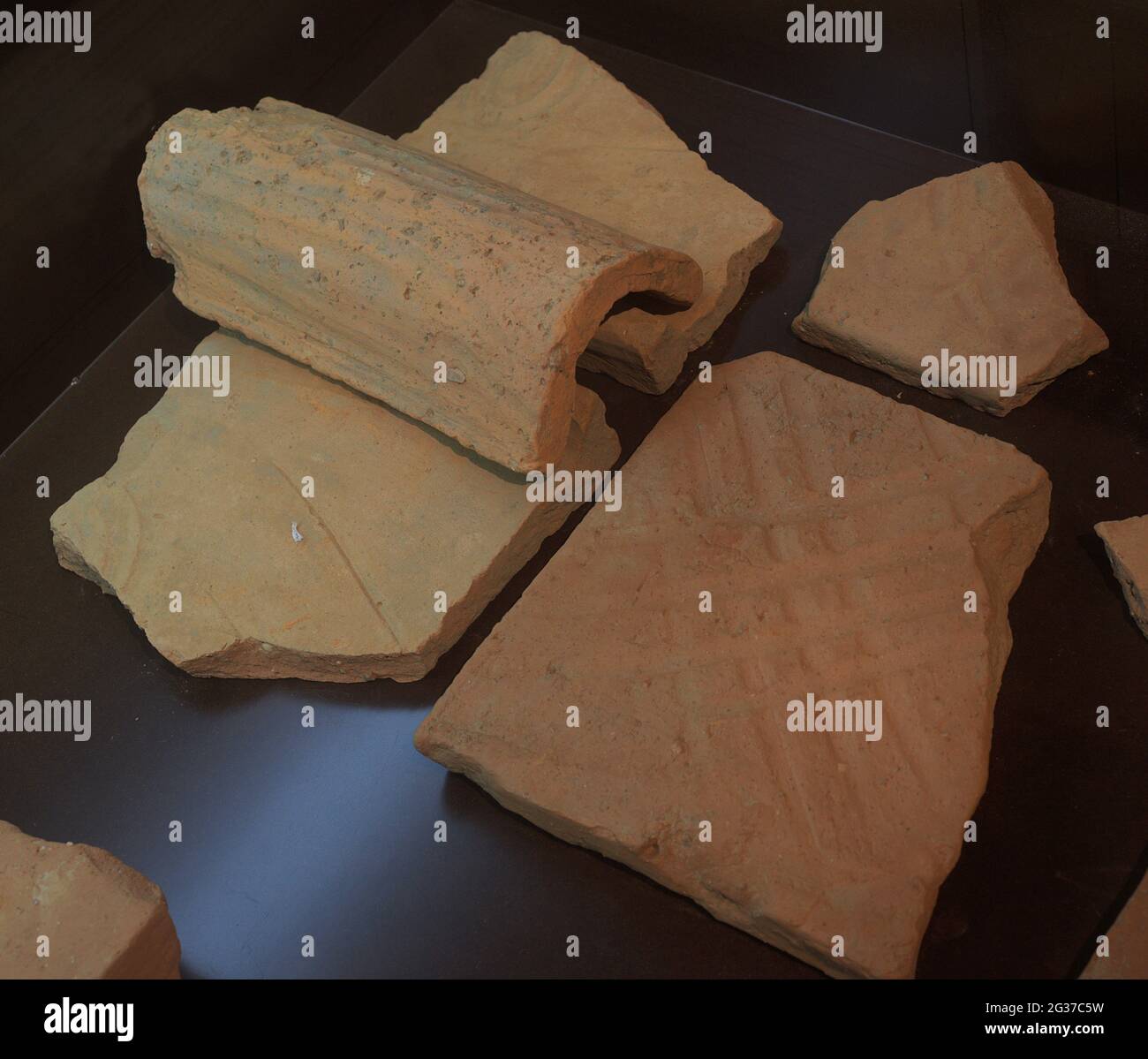 Römische Villa von Cambre. 2.-4. Jahrhundert n. Chr. Typisches römisches Dachsystem mit Tegulas und Imprinzen. Archäologisches Museum von Cambre. Provinz La Coruña, Galicien, Spanien.e Stockfoto Römische Villa von Cambre. 2.-4. Jahrhundert n. Chr. Typisches römisches Dachsystem mit Tegulas und Imprinzen. Archäologisches Museum von Cambre. Provinz La Coruña, Galicien, Spanien.e Stockfoto