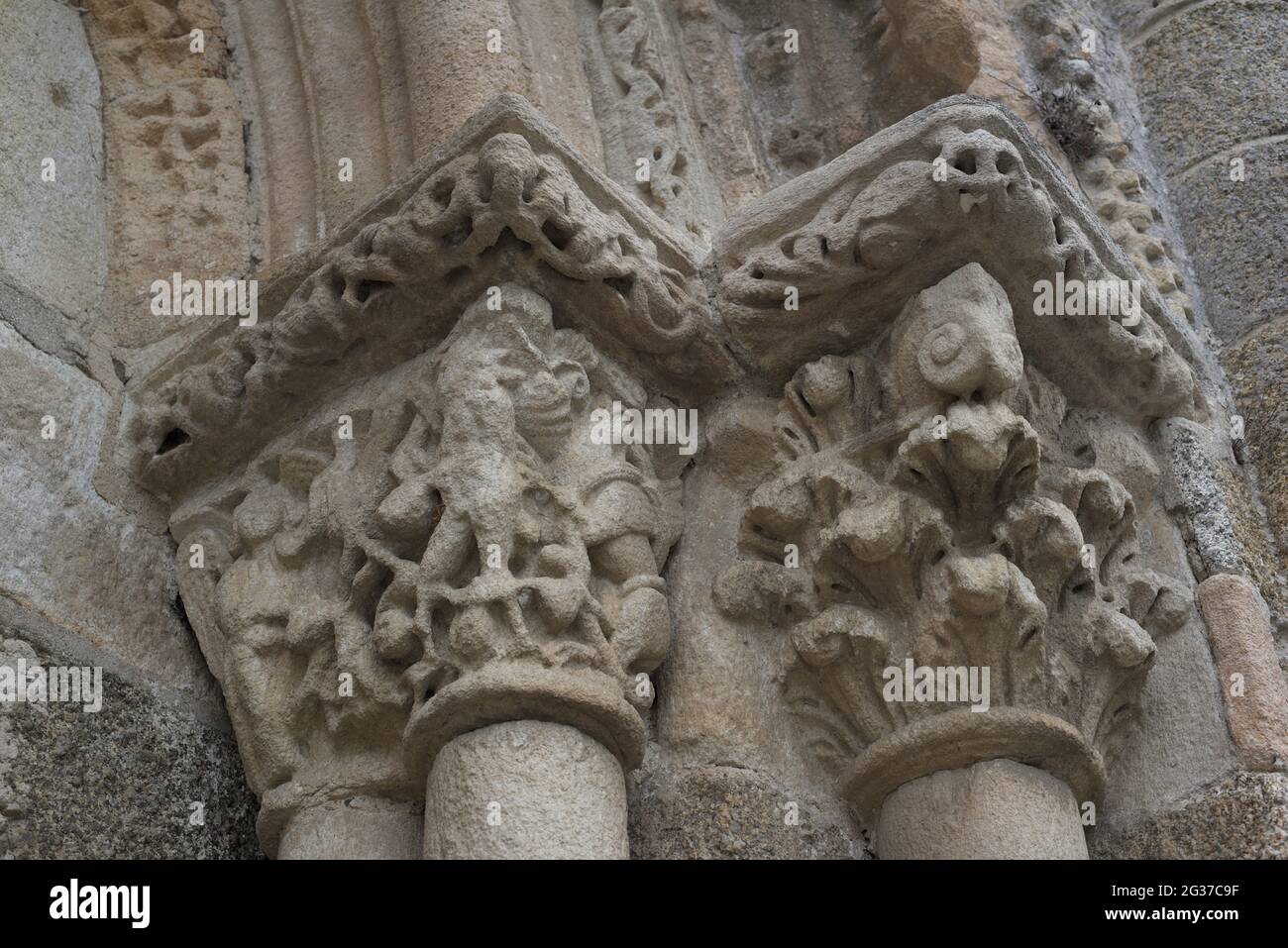Spanien, Galicien, Provinz La Coruña, Cambre. Kirche Santa Maria. Erbaut im 12. Jahrhundert im romanischen Stil. Detail von zwei Kapitellen an der Hauptfassade. Stockfoto