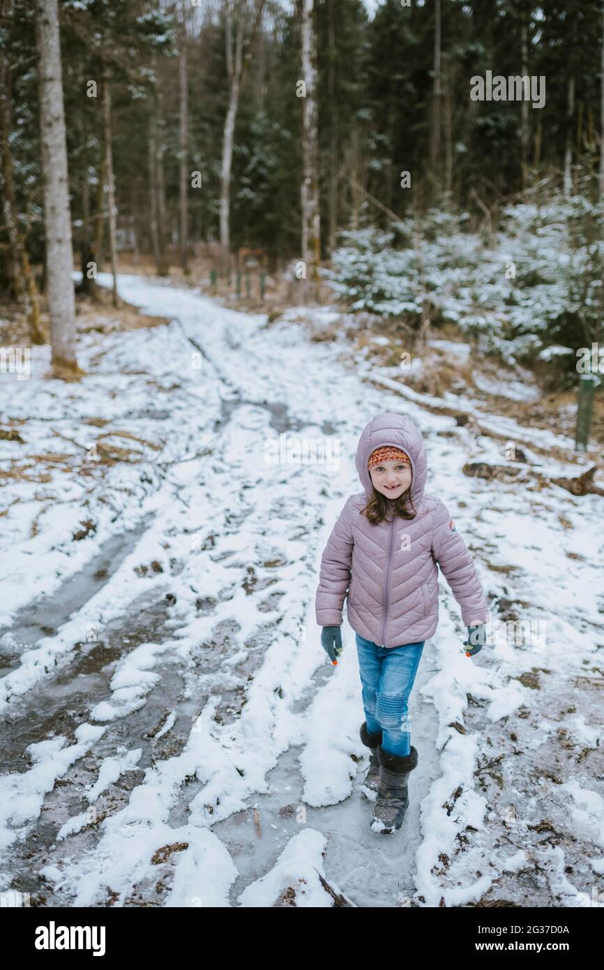 Mädchen im Wald Stockfoto