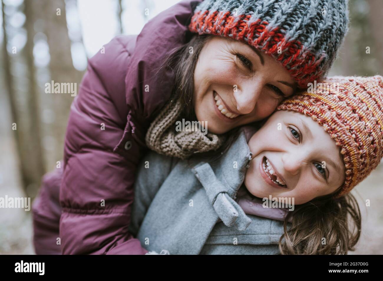 Mutter und Tochter im Wald Stockfoto