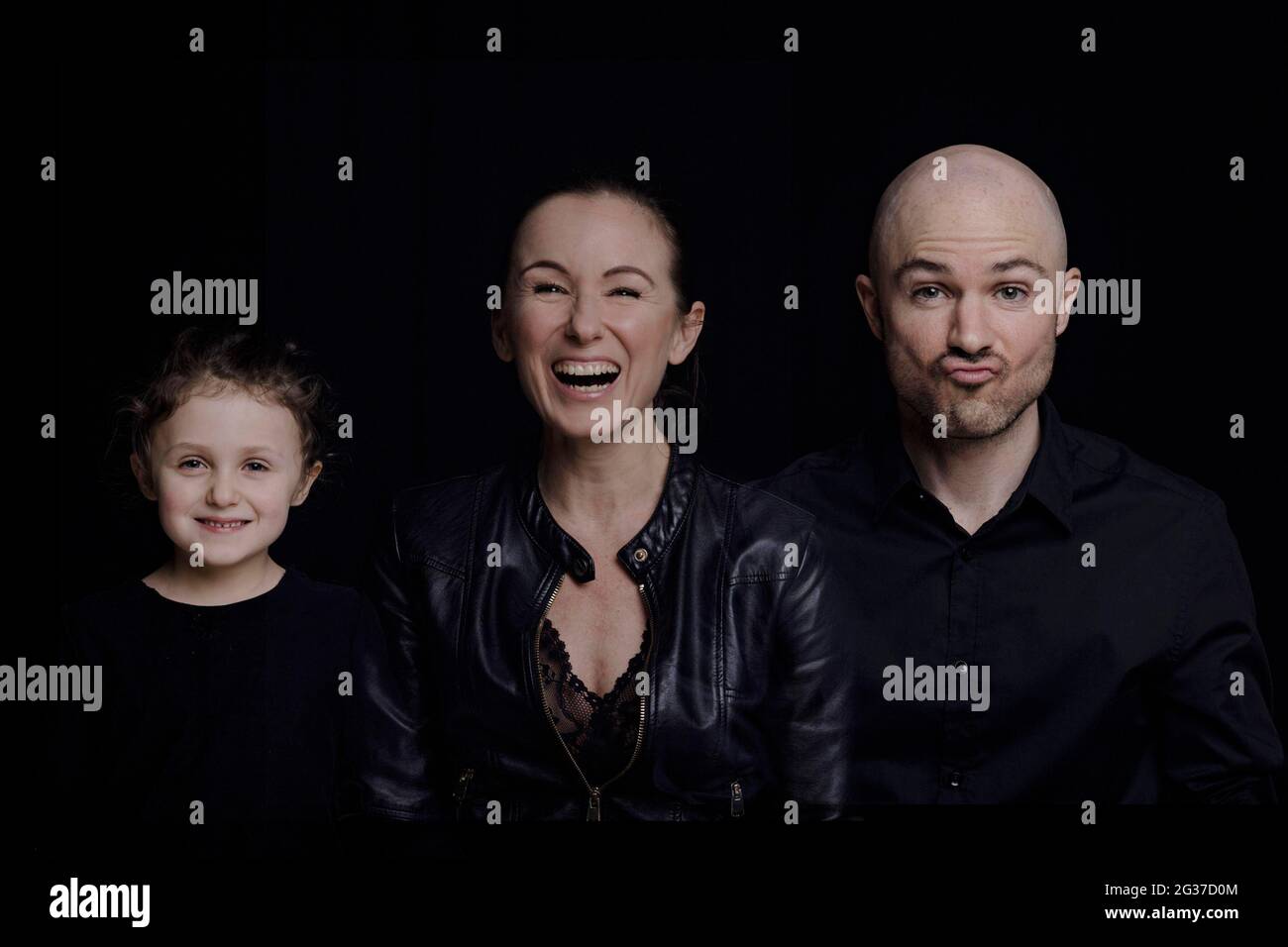 Familie auf schwarzem Hintergrund Stockfoto