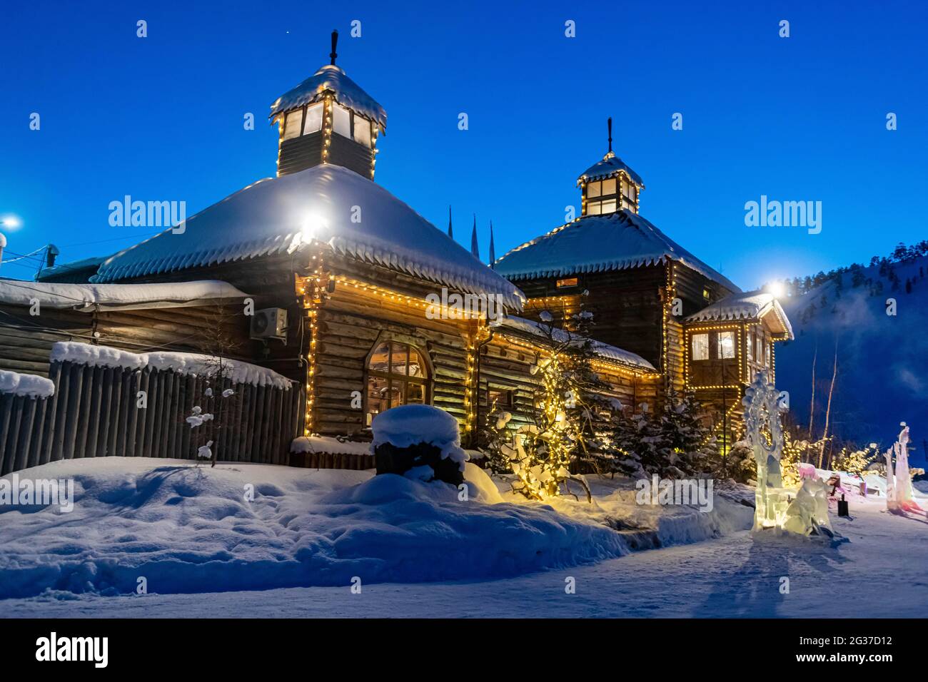 Schönes traditionelles Holzhaus nach Sonnenuntergang, Jakutsk, Sakha Republik, Russland Stockfoto