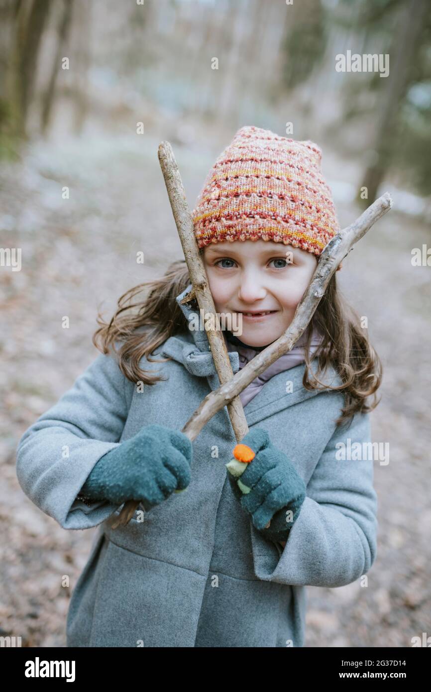 Mädchen im Wald Stockfoto