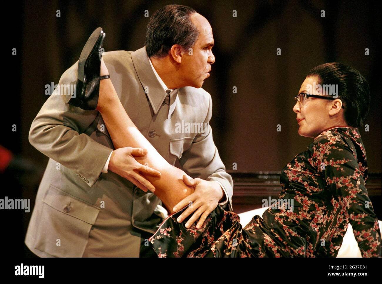 Robert Brubaker (Mao Tse-tung), Judith Howarth (Chiang Ch'ing / Madame Mao Tse-tung) in NIXON IN CHINA an der English National Opera (ENO), London Coliseum, London WC2 07/06/2000 Musik: John Adams Libretto: Alice Goodman Dirigent: Paul Daniel Bühnenbild: Adrianne Label Kostüme: Dunya Ramicova Beleuchtung: James F. Ingalls Choreographie: Mark Morris Regie: Peter Sellars Stockfoto