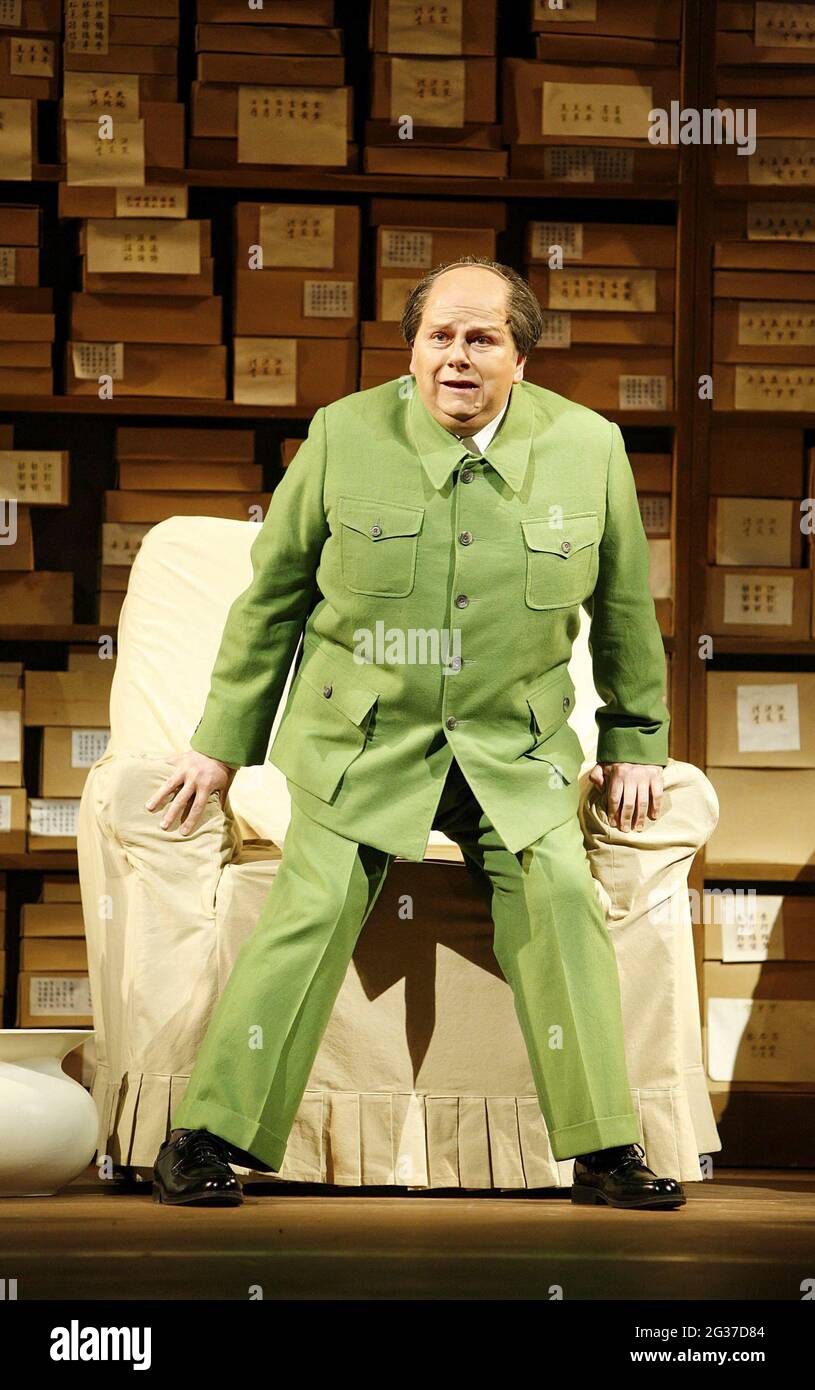 Adrian Thompson (Mao Tse-tung) in NIXON IN CHINA an der English National Opera (ENO), London Coliseum, London WC2 14/06/2006 Musik: John Adams Libretto: Alice Goodman Dirigent: Paul Daniel Bühnenbild: Adrianne Label Kostüme: Dunya Ramicova Beleuchtung: James F. Ingalls Choreographie: Mark Morris Regie: Peter Sellars Stockfoto