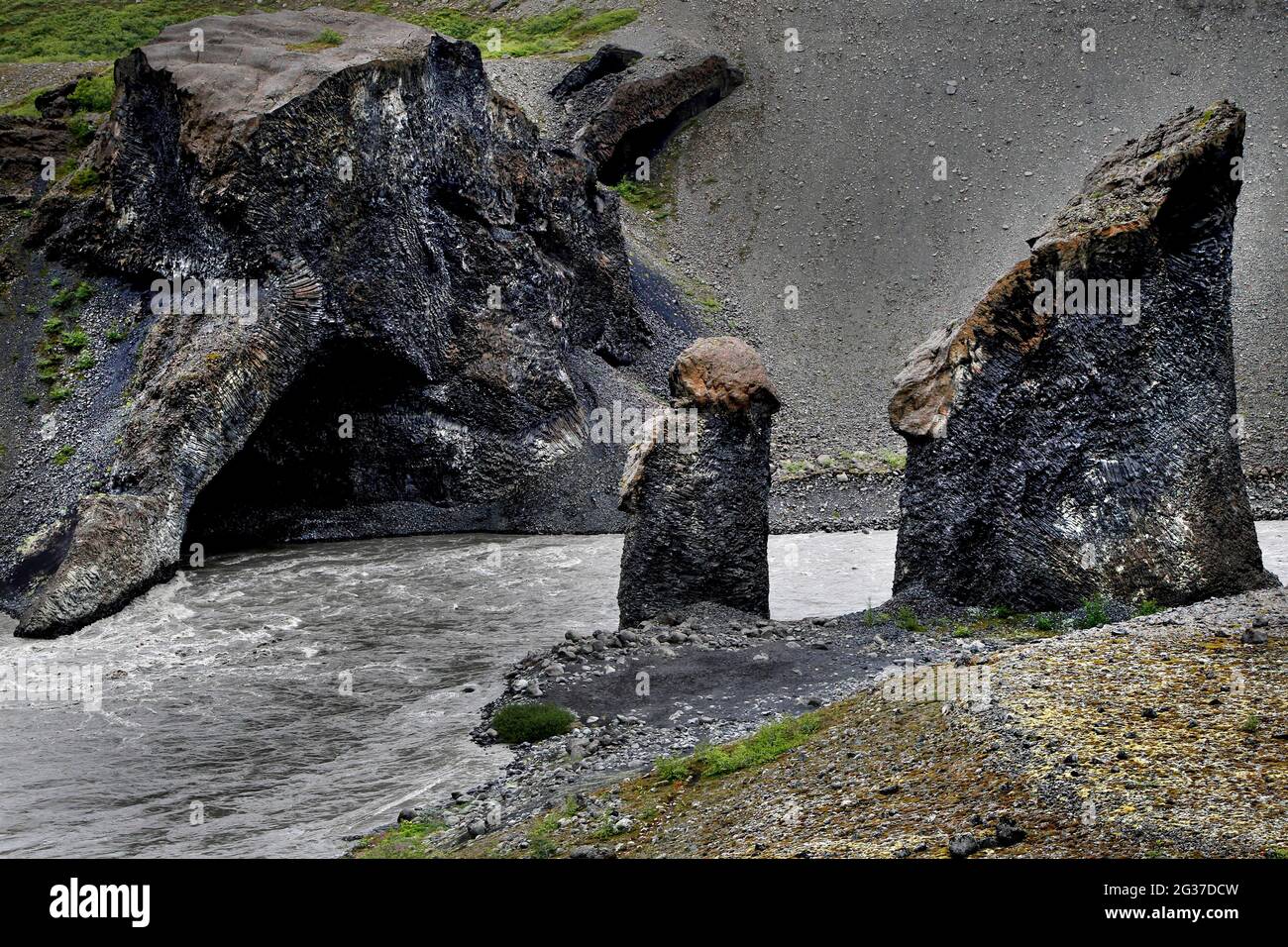 Felsformationen im Fluss, Felsnadeln Karl Og Kerling, Fluss, Joekulsa, Vestudalur, Nordisland, Island Stockfoto