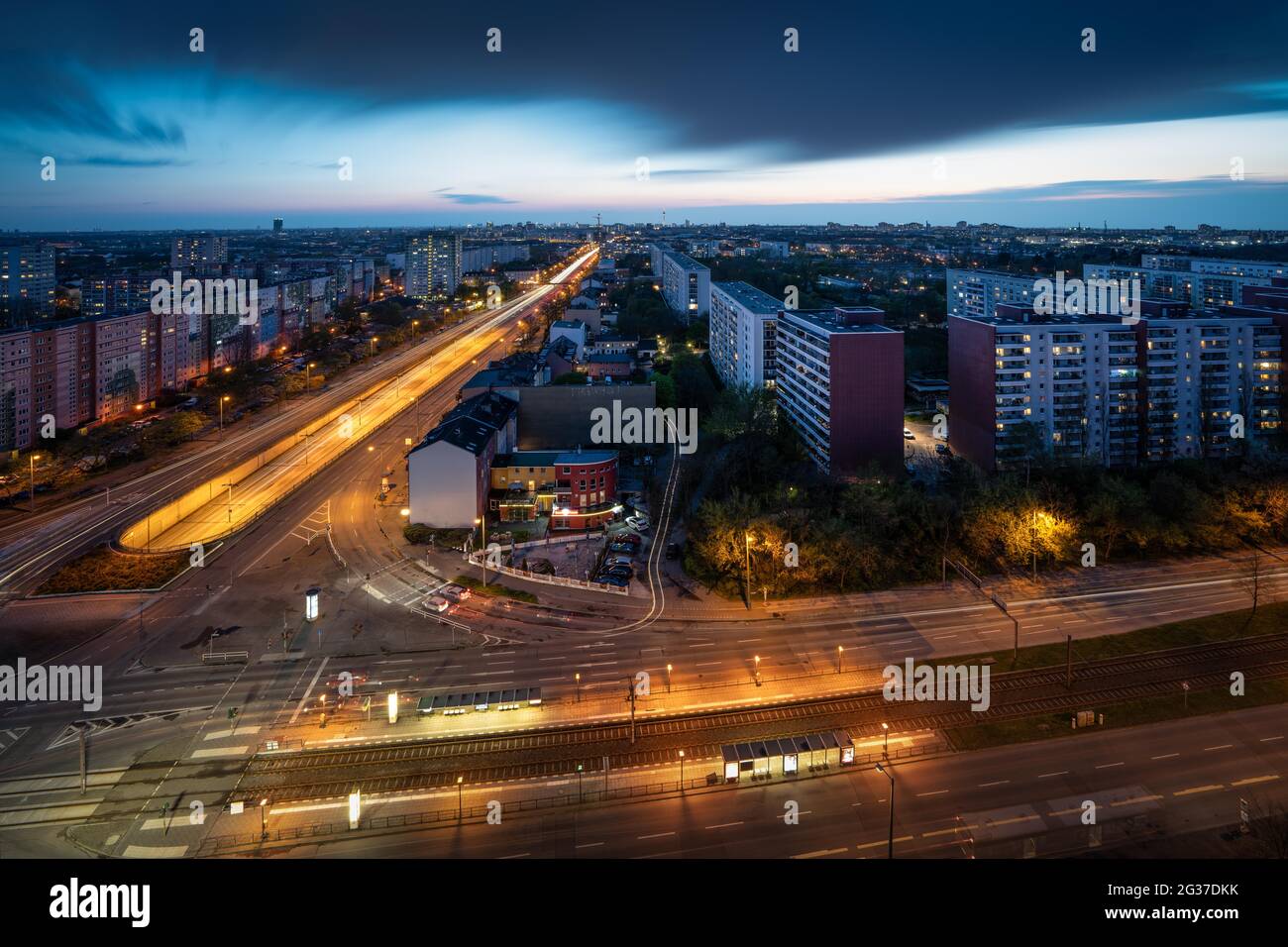 Nachtansicht über Lichtenberg in der Abenddämmerung, Berlin, Deutschland Stockfoto