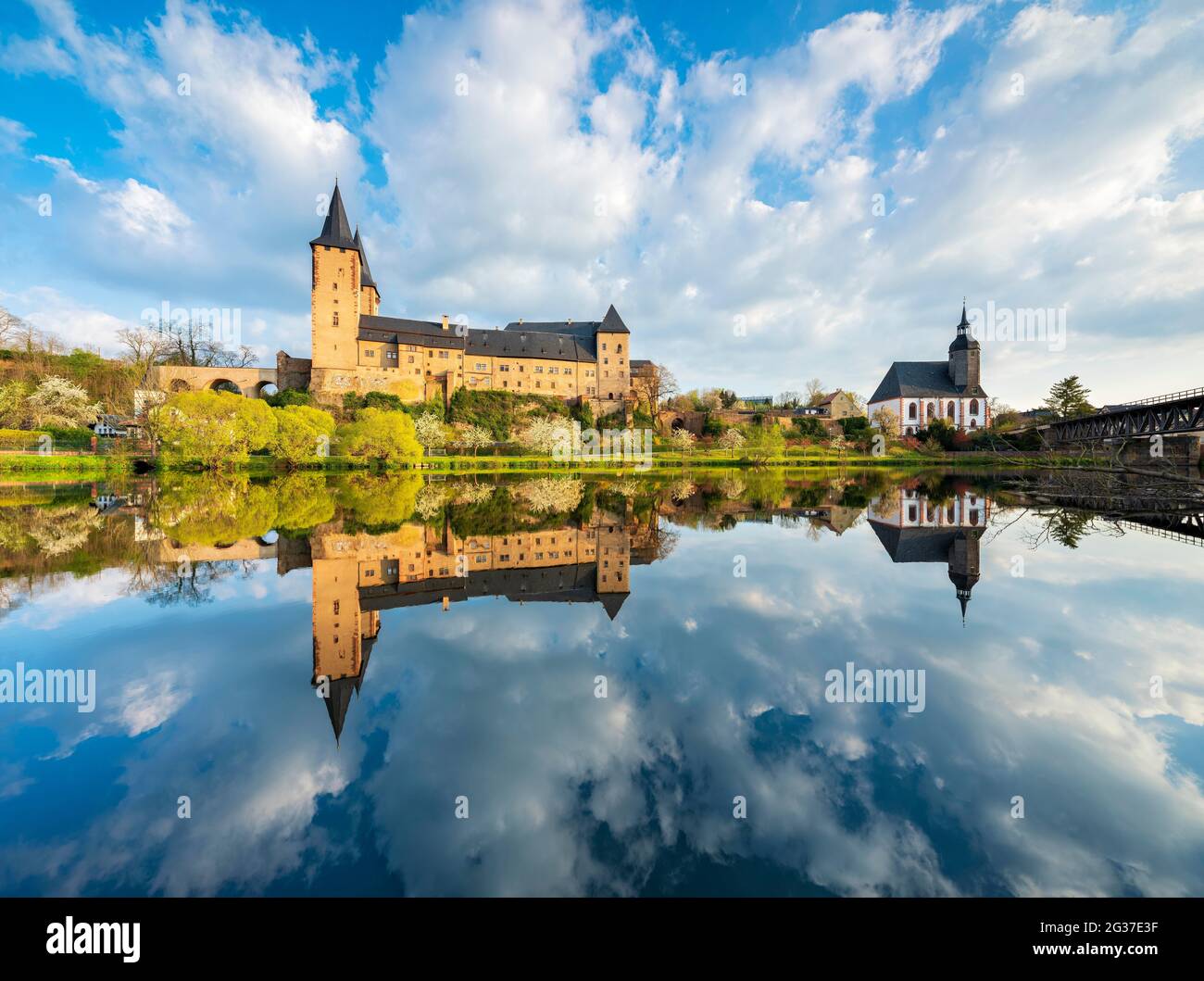 Schloss Rochlitz und Petri-Kirche, perfekte Reflexion in der Zwickauer Mulde, dramatische Wolken, Rochlitz, Sachsen, Deutschland Stockfoto