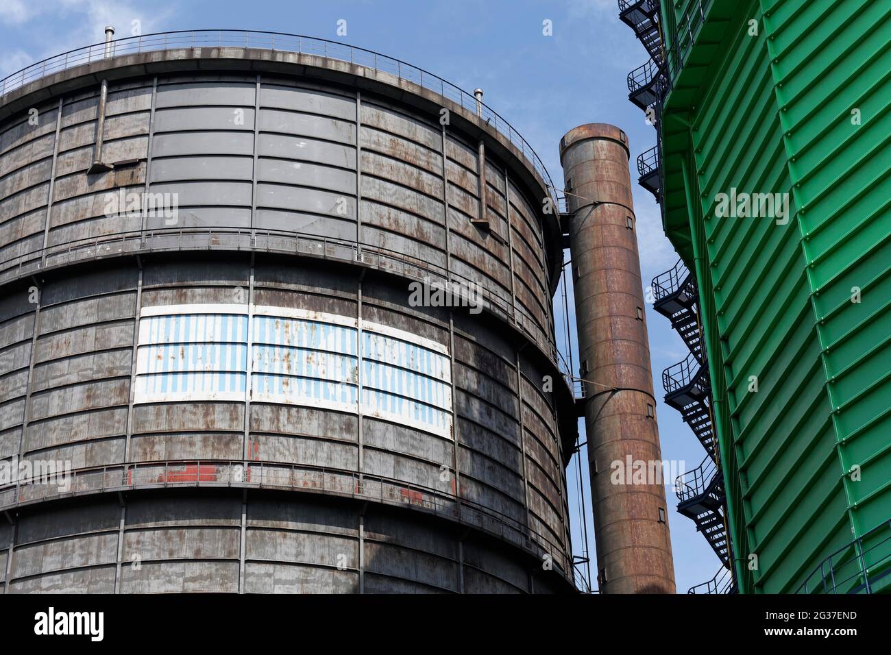 Kokerei, alter und neuer Niederdruckgastank, Huettenwerke Krupp Mannesmann, HKM, Duisburg-Huettenheim, Nordrhein-Westfalen, Deutschland Stockfoto