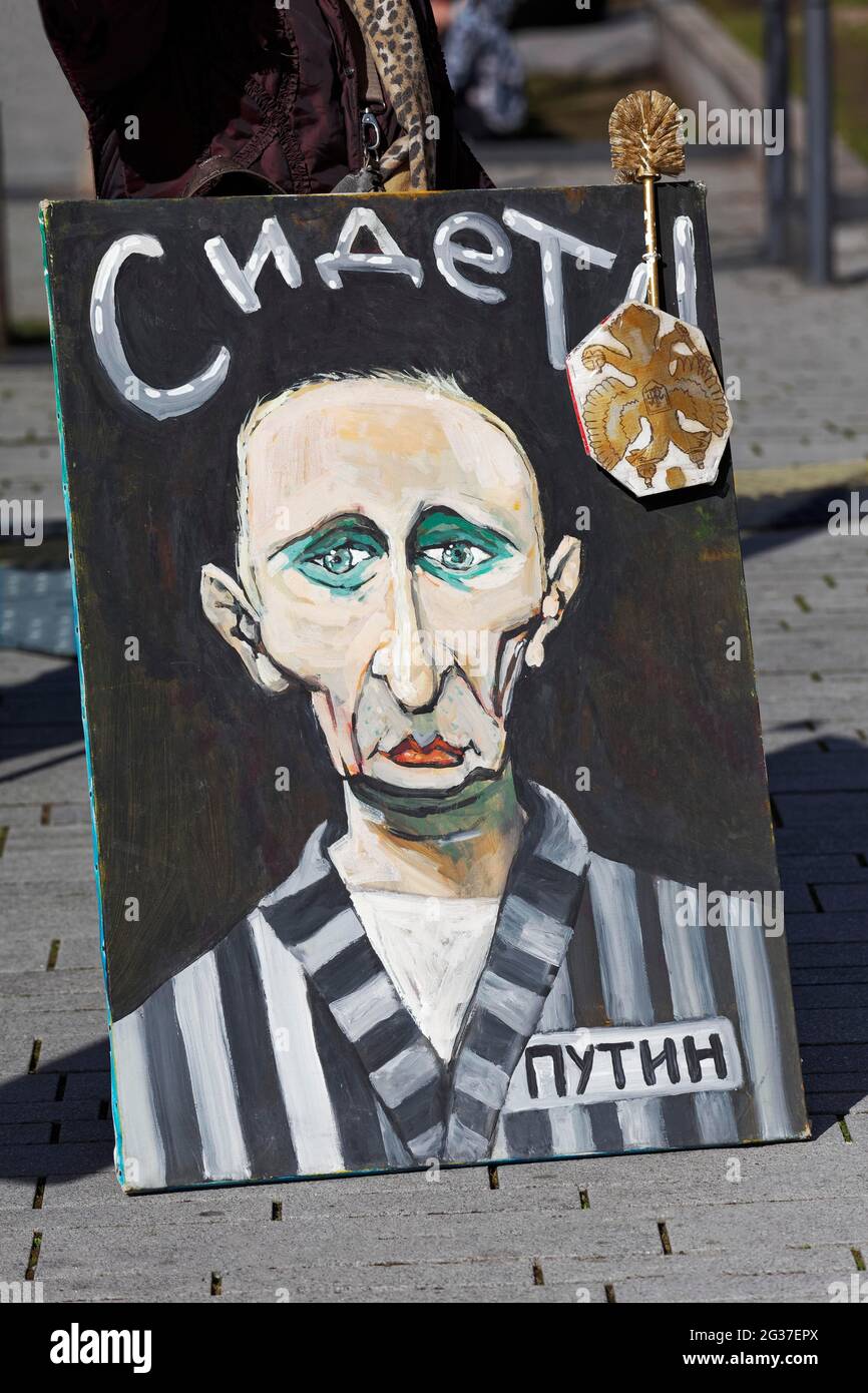 Bild mit Karikatur von Putin in Sträflingskleidung, kyrillische Schrift Er sitzt, Demonstration unter dem Motto kein Diktator in Europa, Düsseldorf Stockfoto