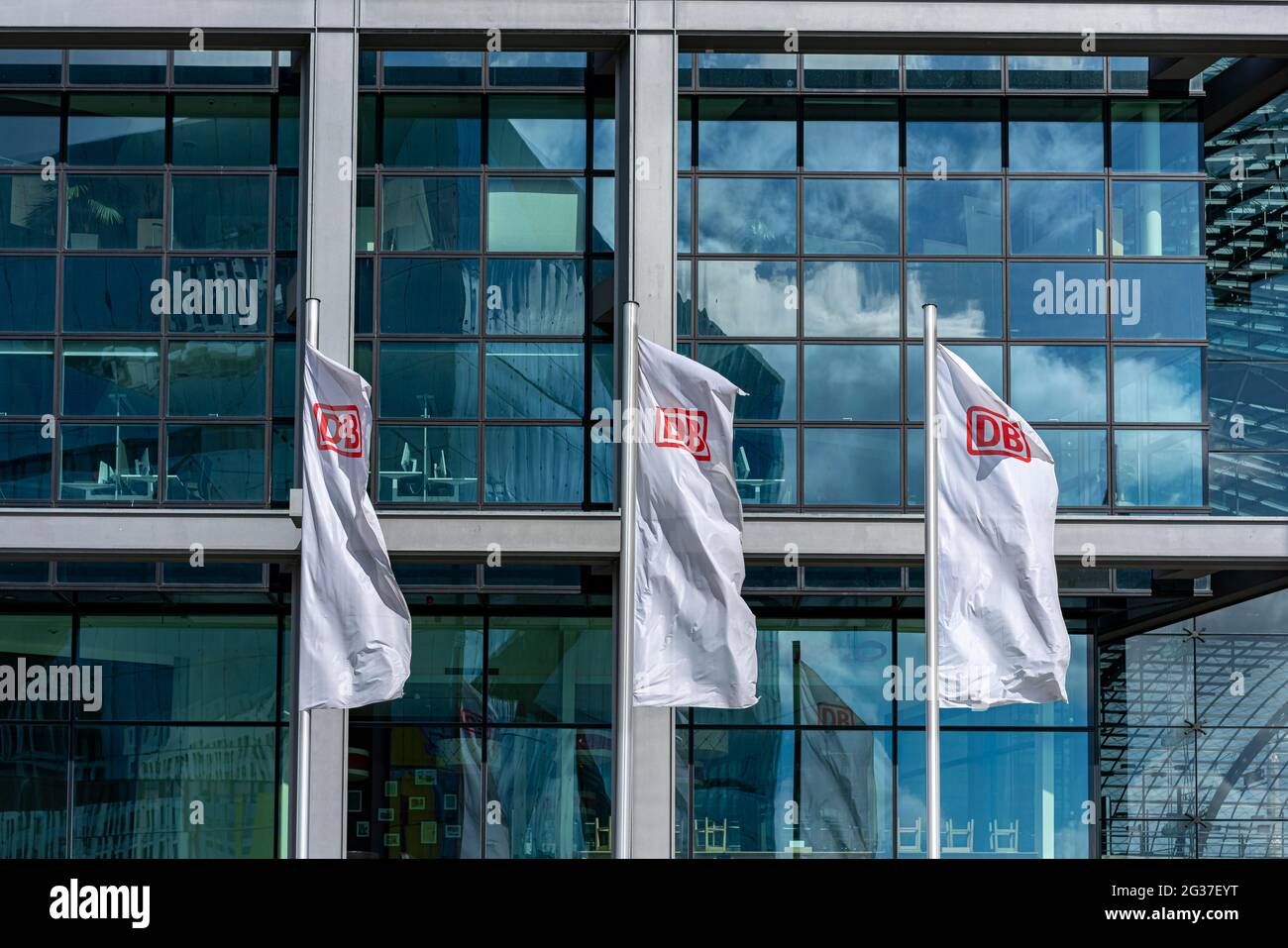 Weiße Flaggen der Deutschen Bahn am Hauptbahnhof in Berlin Stockfoto Weiße Flaggen der Deutschen Bahn am Hauptbahnhof in Berlin Stockfoto