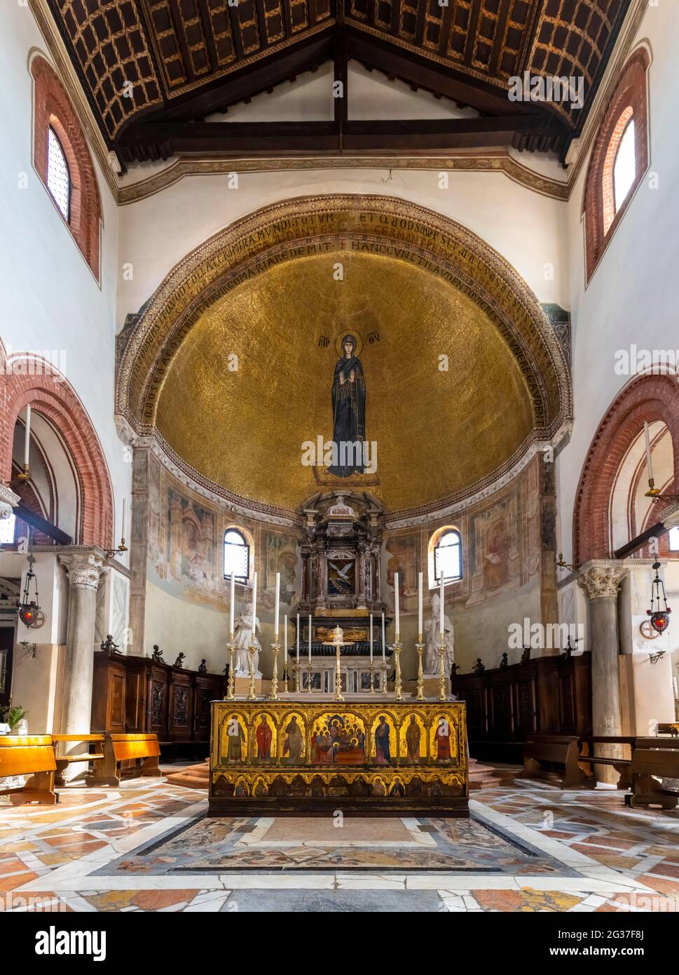 Innenraum mit Altar, Basilica dei Santi Maria e Donato, Murano, Murano Insel, Venedig, Venetien, Italien Stockfoto