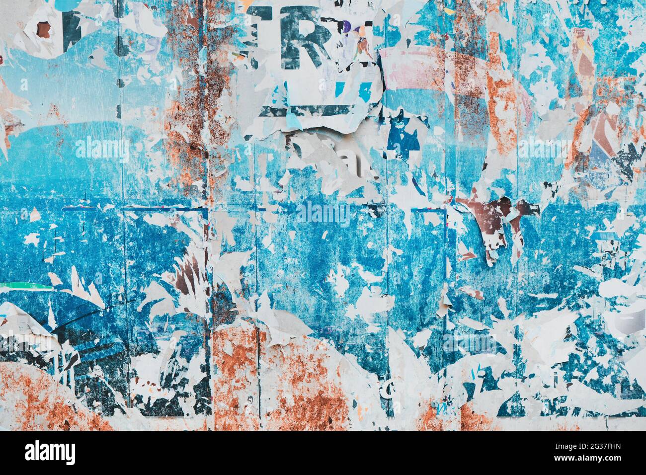 Zerrissene zerrissene Posterpapieroberfläche als abstrakter Grunge-Hintergrund, abgenutzte beschädigte gedruckte Reklametafel-Werbung Stockfoto