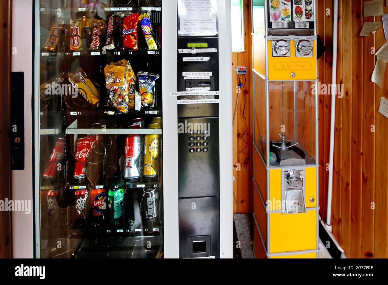 Coke-Sjalfsali, Coca-Cola-Getränkeautomat, Getränke- und Süßwarenautomat,  Borgarfjaroarvegur, Island Stockfotografie - Alamy