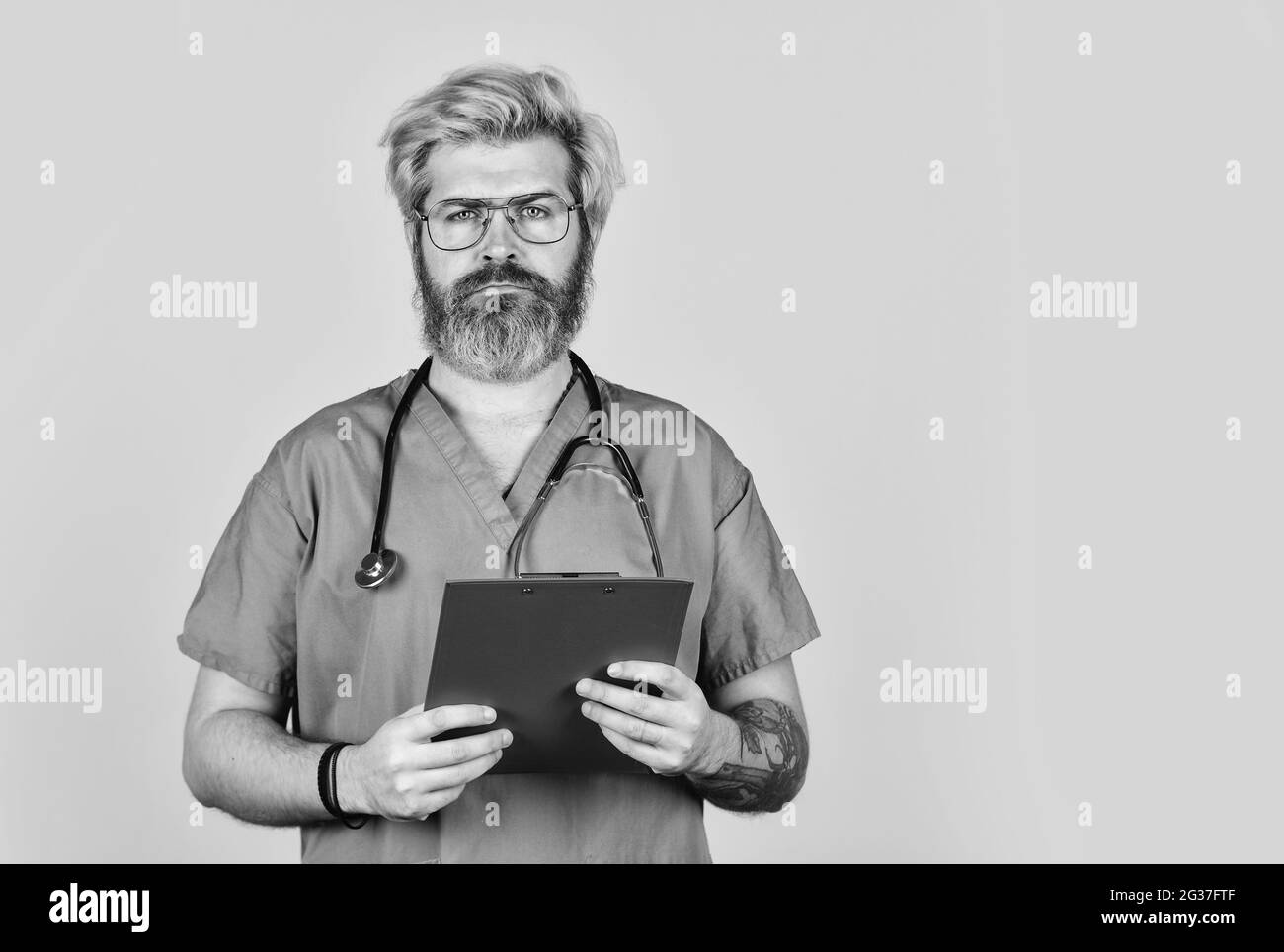 Krankenhausbehandlung. Suchen Sie dringend einen Arzt auf. Evidenzbasierte Medizin. Bestrahlungsprotokolle. Behandlung lindern Symptome Körper bekämpft Infektion Stockfoto