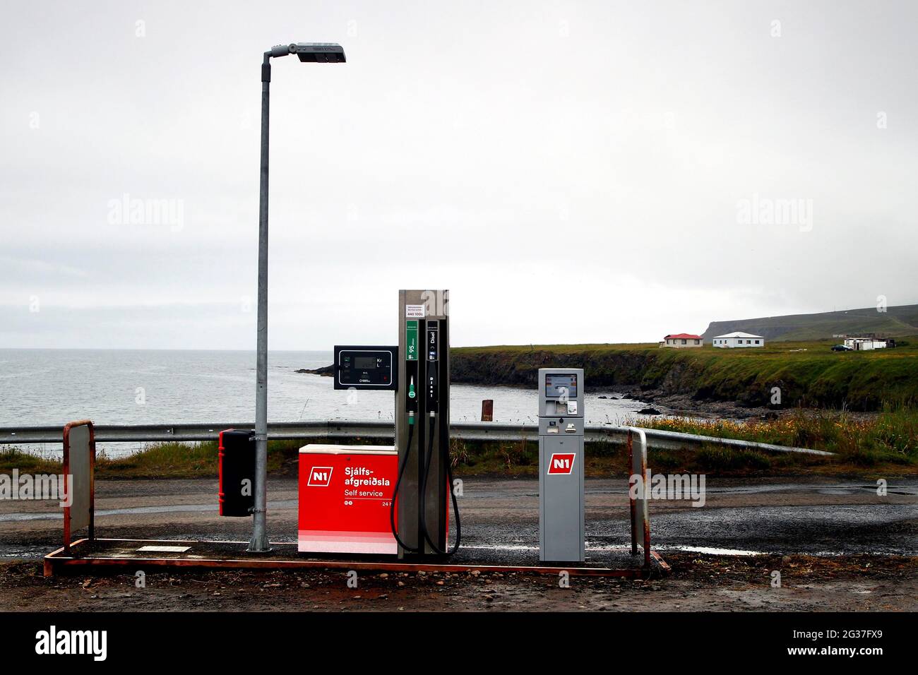Tankstelle am Atlantischen Ozean, Gaspumpen, Bakkafjoerour, Island Stockfoto