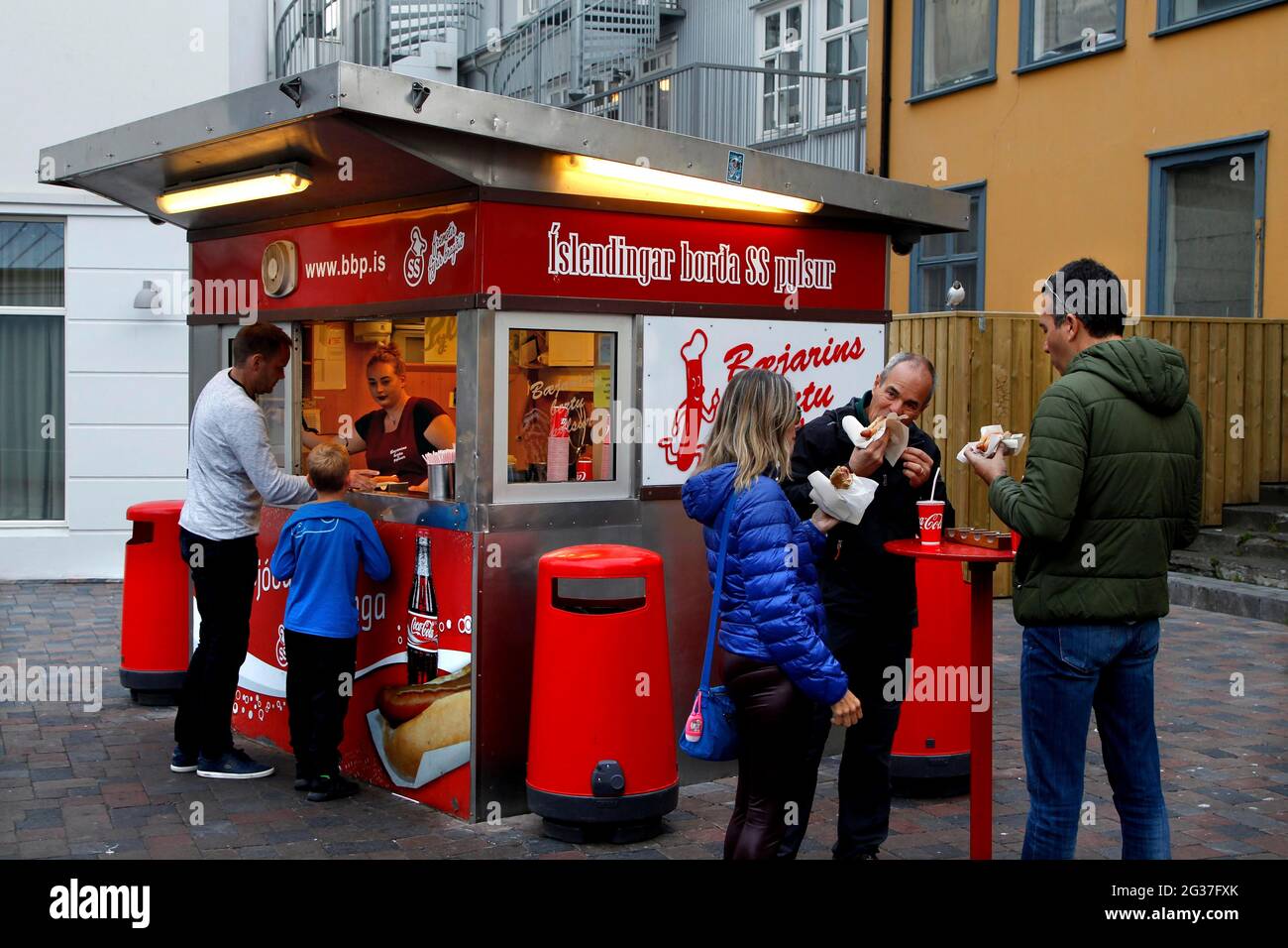 Snackbar, Hot Dog Stand, Baejarinseztu, Kunden, Reykjavik, Island Stockfoto