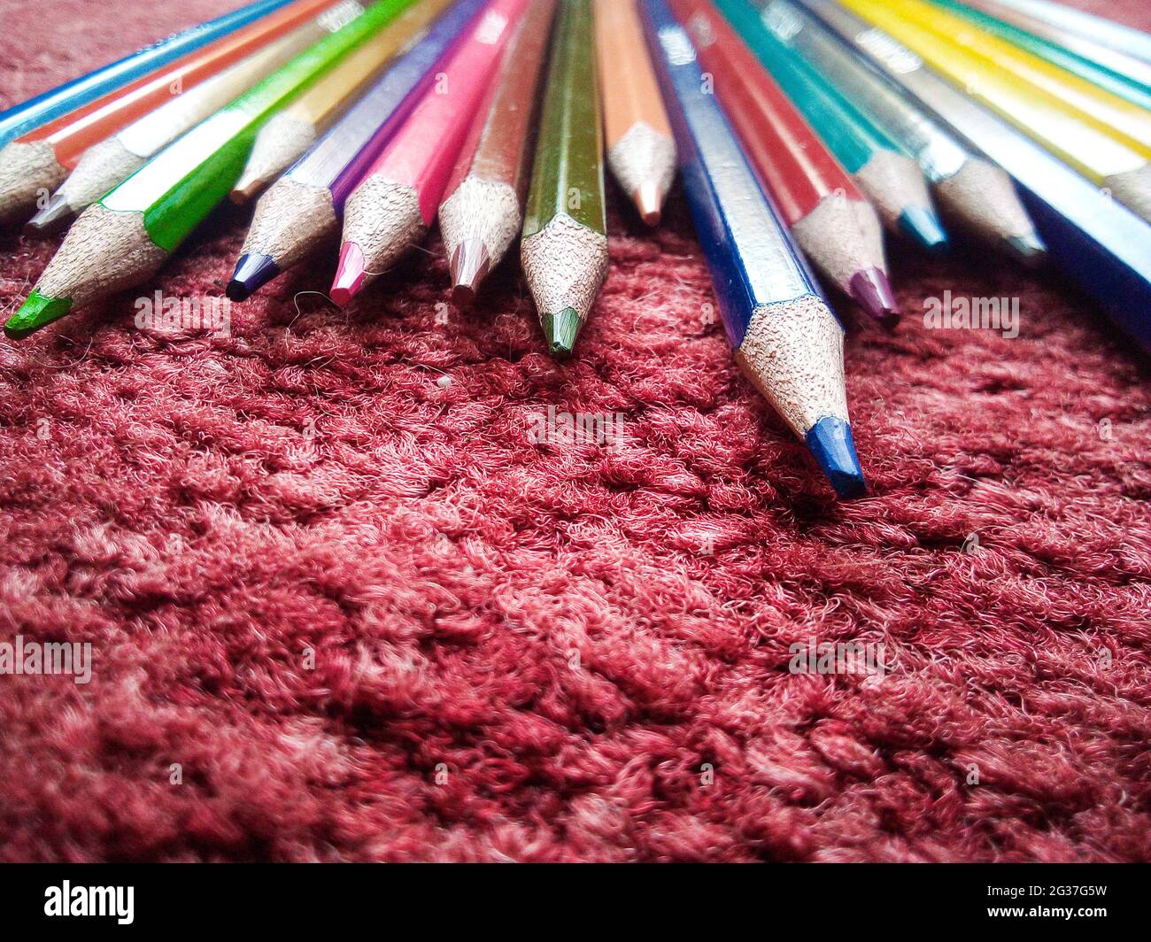 Farbenfroher Hintergrund mit mehrfarbigen Bleistiften. Bleistifte zum Färben von Kinderbildern Stockfoto