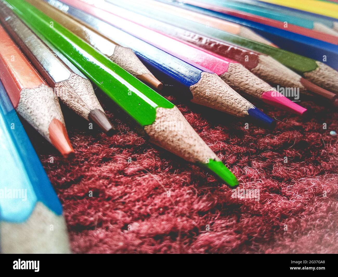 Farbenfroher Hintergrund mit mehrfarbigen Bleistiften. Bleistifte zum Färben von Kinderbildern Stockfoto