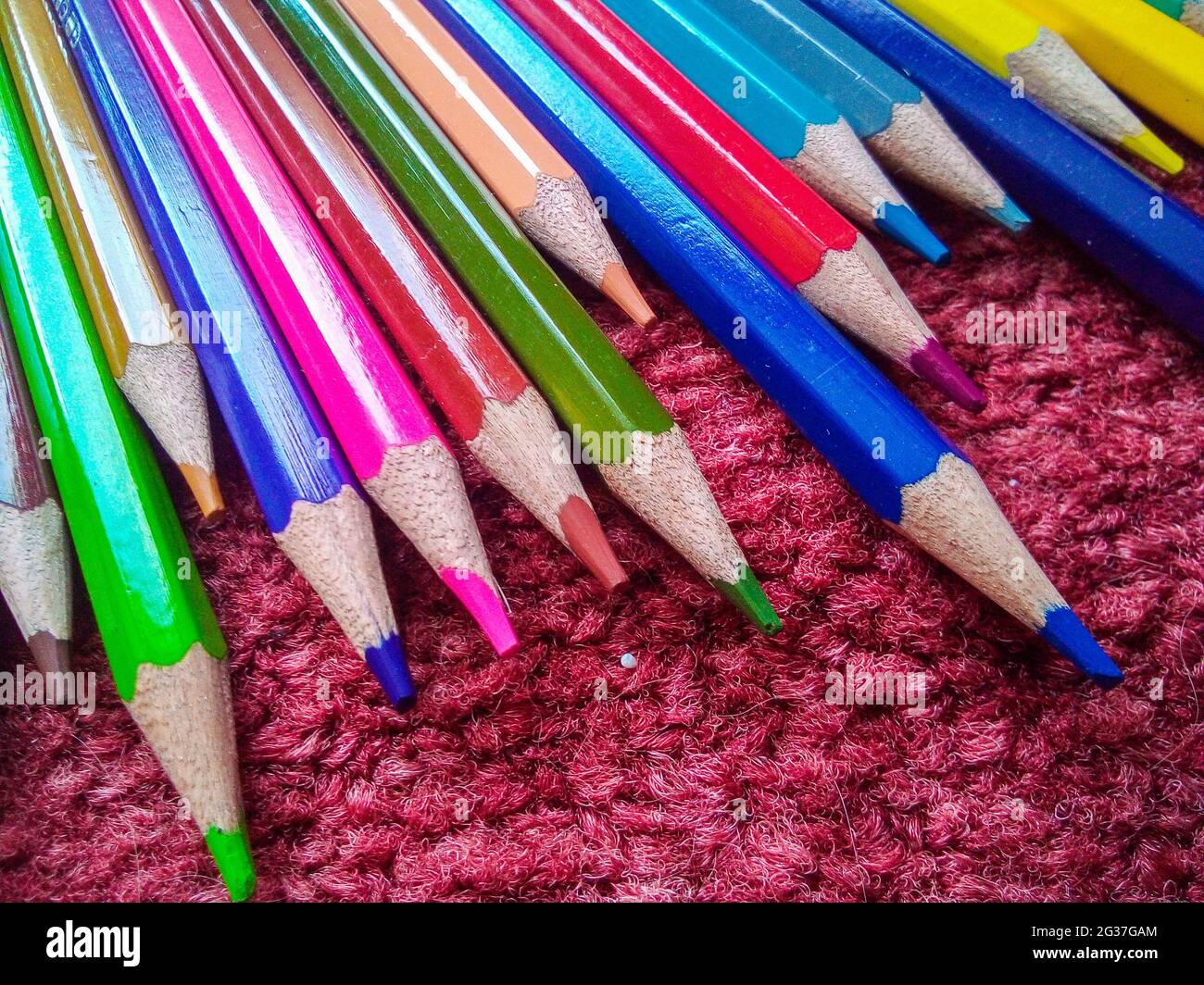 Farbenfroher Hintergrund mit mehrfarbigen Bleistiften. Bleistifte zum Färben von Kinderbildern Stockfoto