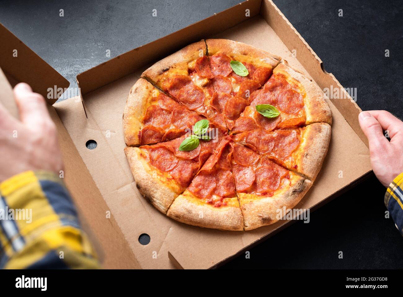 Pepperoni Pizza in Karton. Konzept für die Lieferung von Lebensmitteln Stockfoto