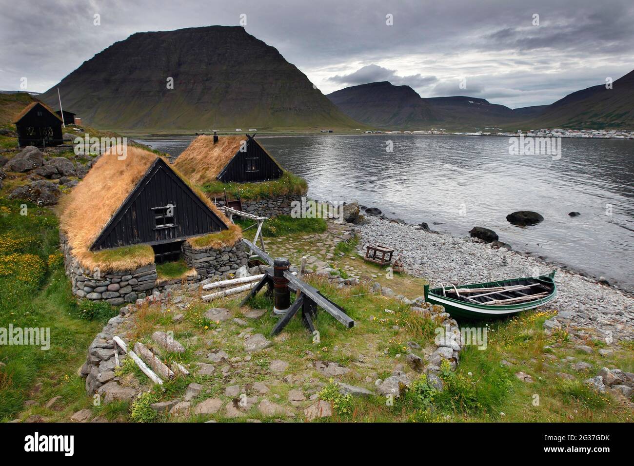 Freilichtmuseum, Fischerhütten am Strand, Hütten mit Grasdächern, Bolungarvik, Vestfiroir, Westfjorde, Nordwestisland, Island Stockfoto