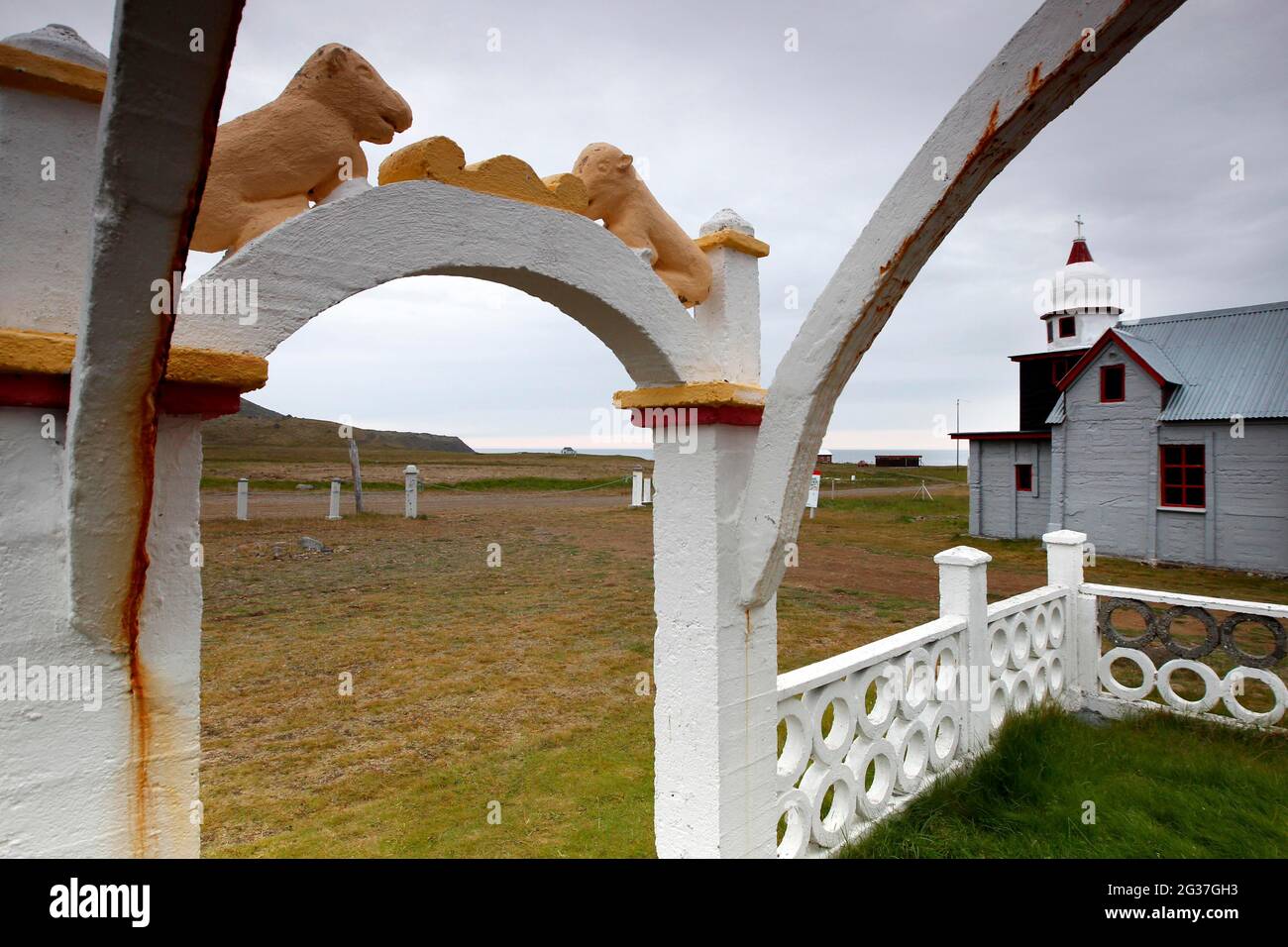 Tor und Kirche, Hof von Listasafn Samuel, Brautarholt, Selardalur, Vestfiroir, Westfjorde, Nordwestisland, Island Stockfoto