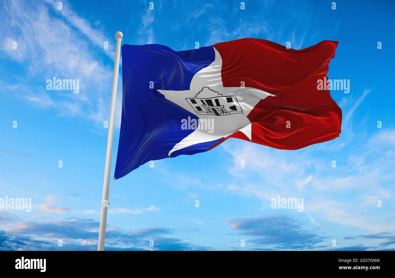 Flagge von San Antonio, Texas bei bewölktem Himmel im Hintergrund bei Sonnenuntergang, Panoramablick. Patriotisches Konzept über San Antonio, Texas und Kopierraum für weite Bann Stockfoto