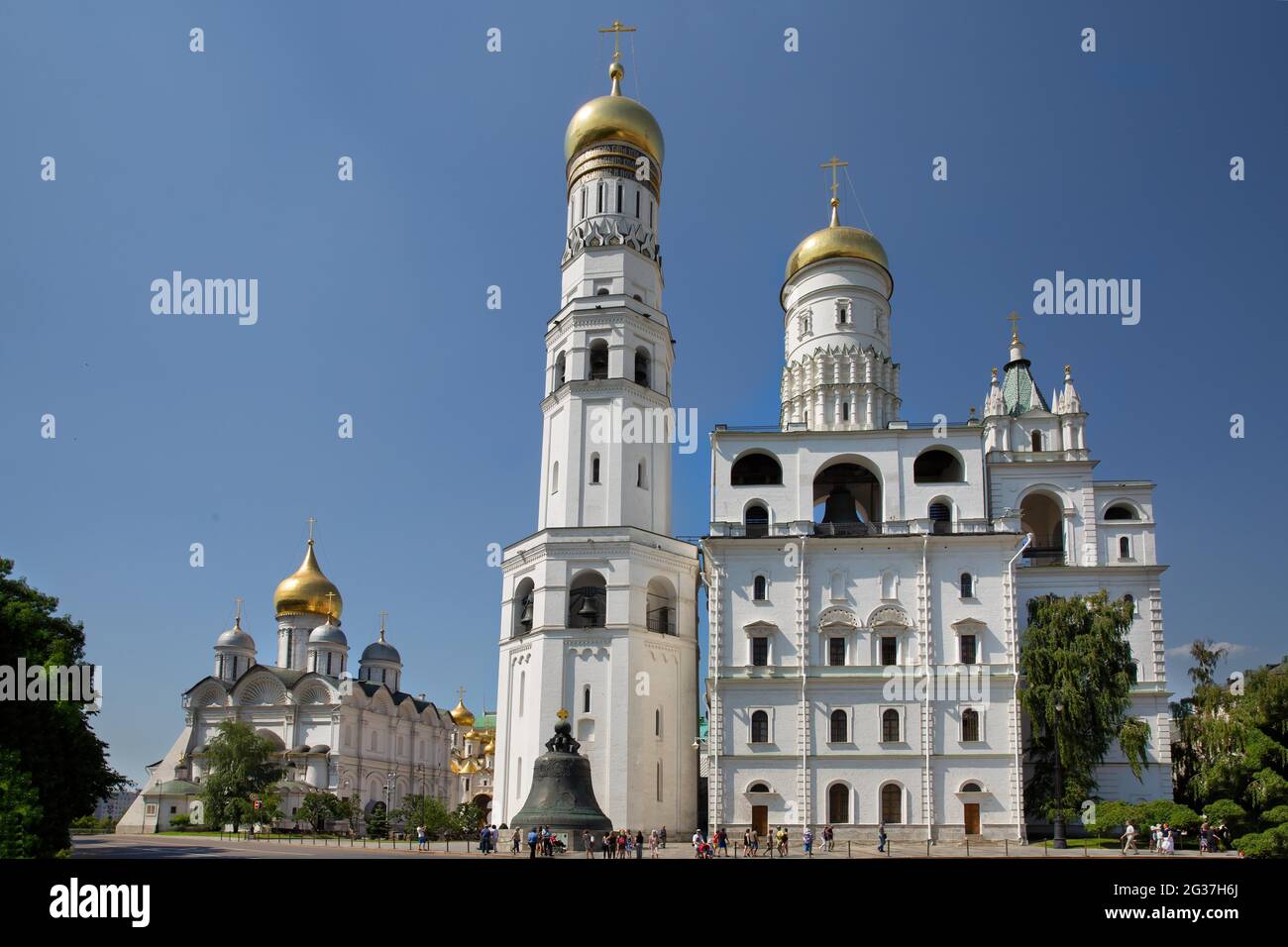 Der große Glockenturm Ivan und die Kirche des Hl. Johannes der Leiter, die Erzengel-Kathedrale (links), Kreml, Moskau, Russland Stockfoto