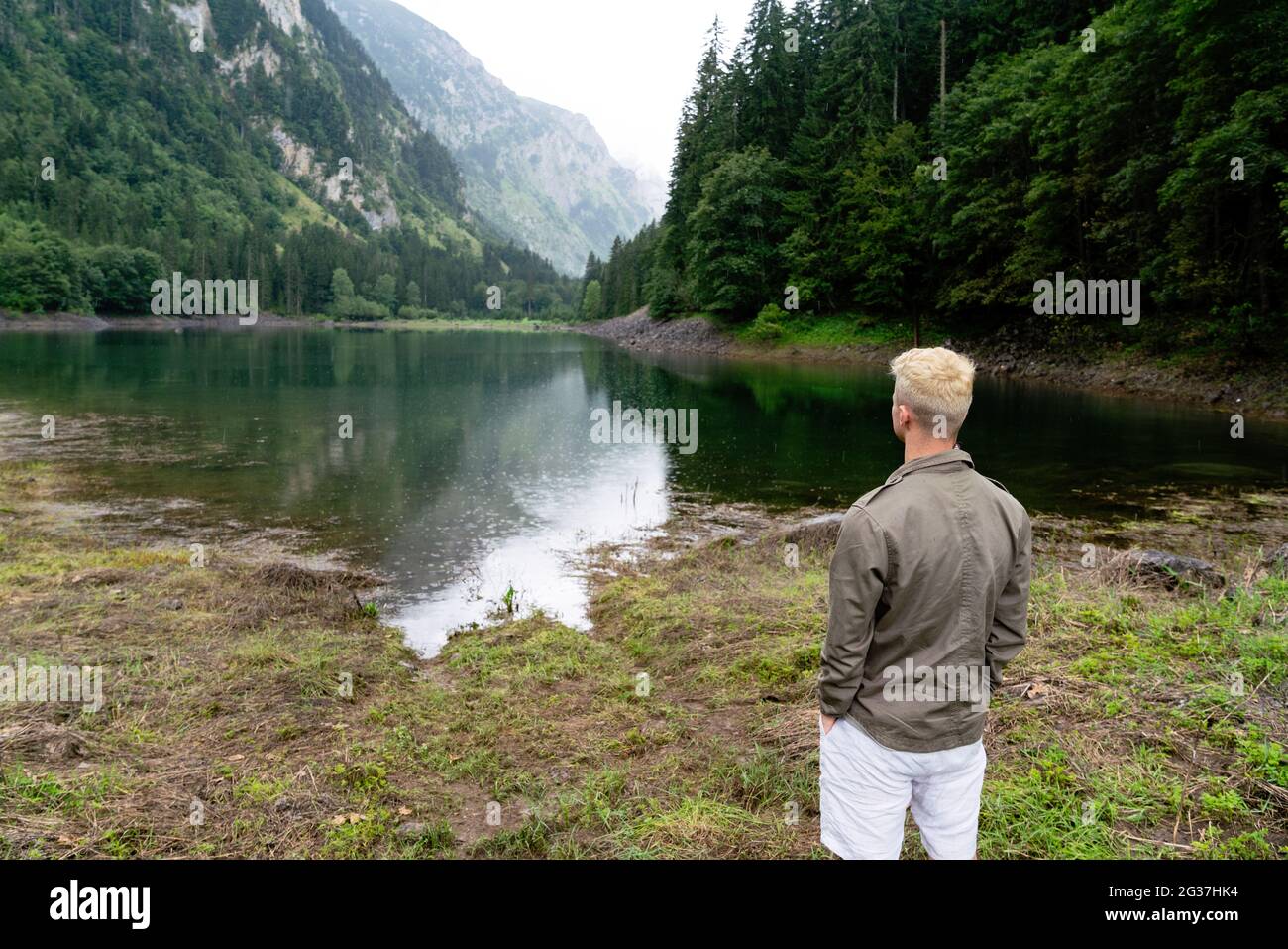 Schöne türkisfarbene Wasser von See und Berglandschaft. Stockfoto