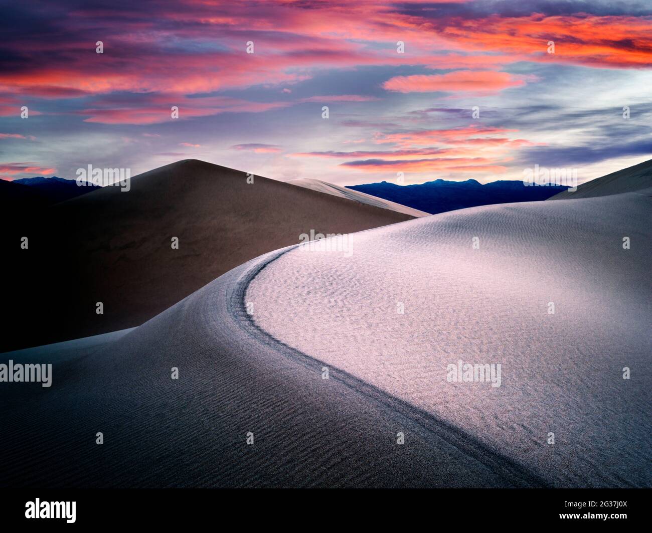 Sanddünen und Sonnenaufgang in Death Valley Nationalpark, Kalifornien. Himmel wurde hinzugefügt Stockfoto