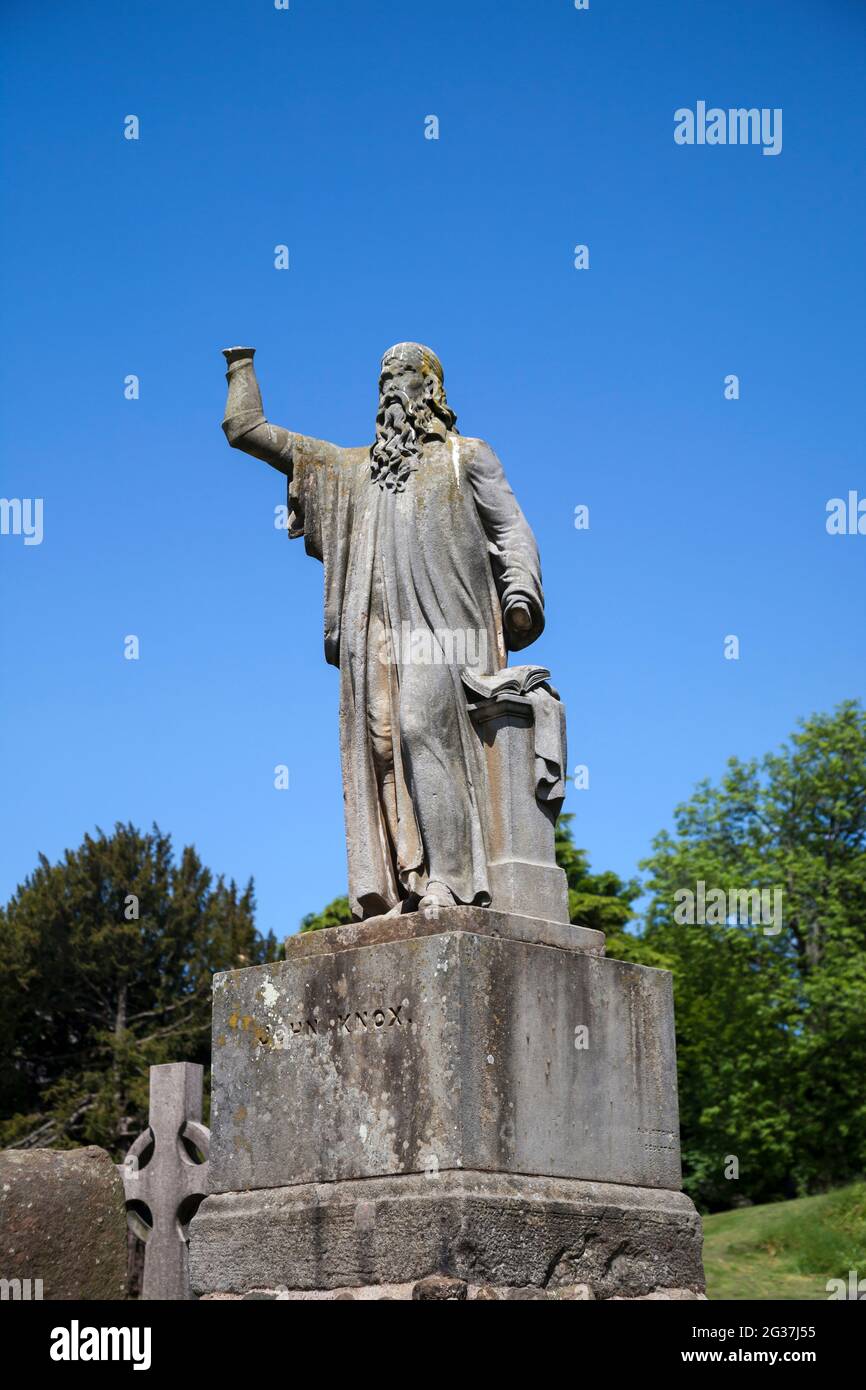 Statue von John Knox, die Teil der Reformatoren-Statuen auf dem Old Town Cemetery in Stirling, Schottland ist. John Knox (1514-1572) war der Anführer der Stockfoto